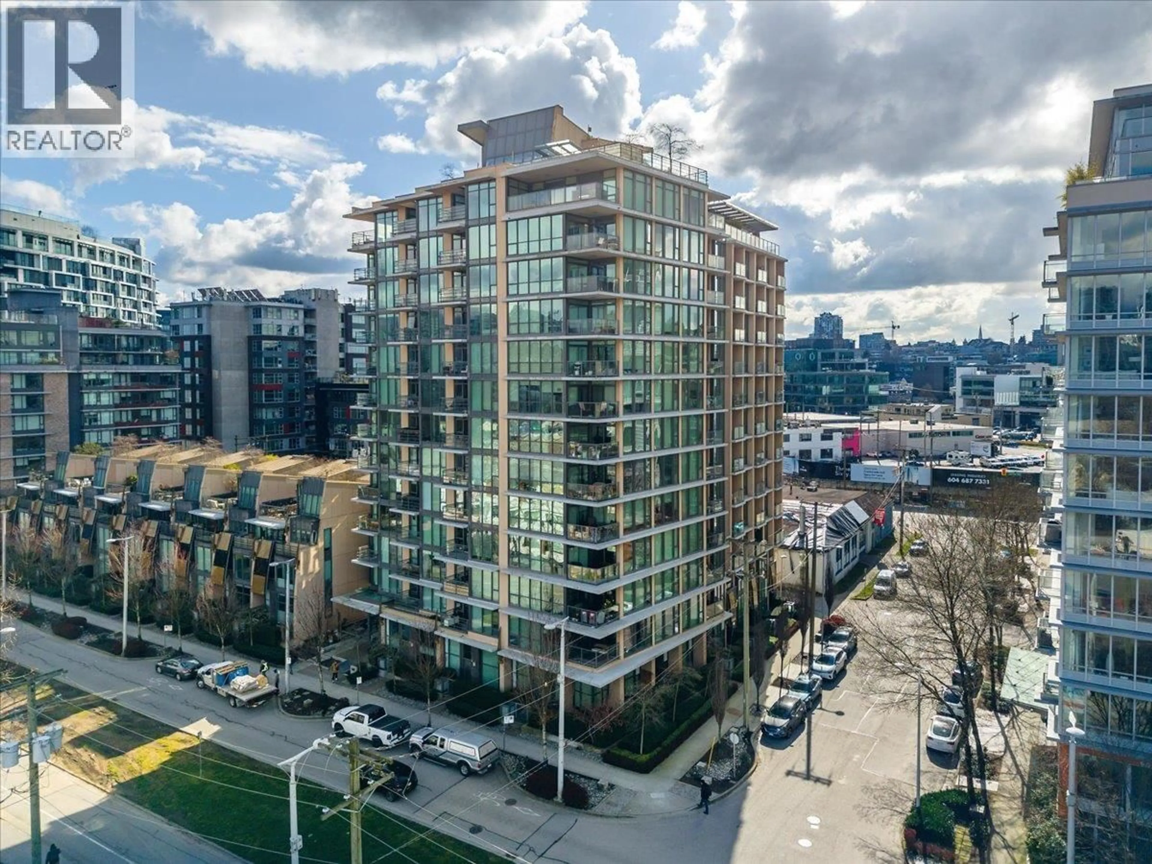 A pic from outside/outdoor area/front of a property/back of a property/a pic from drone, city buildings view from balcony for 806 - 288 1ST AVENUE, Vancouver British Columbia V5Y0E9