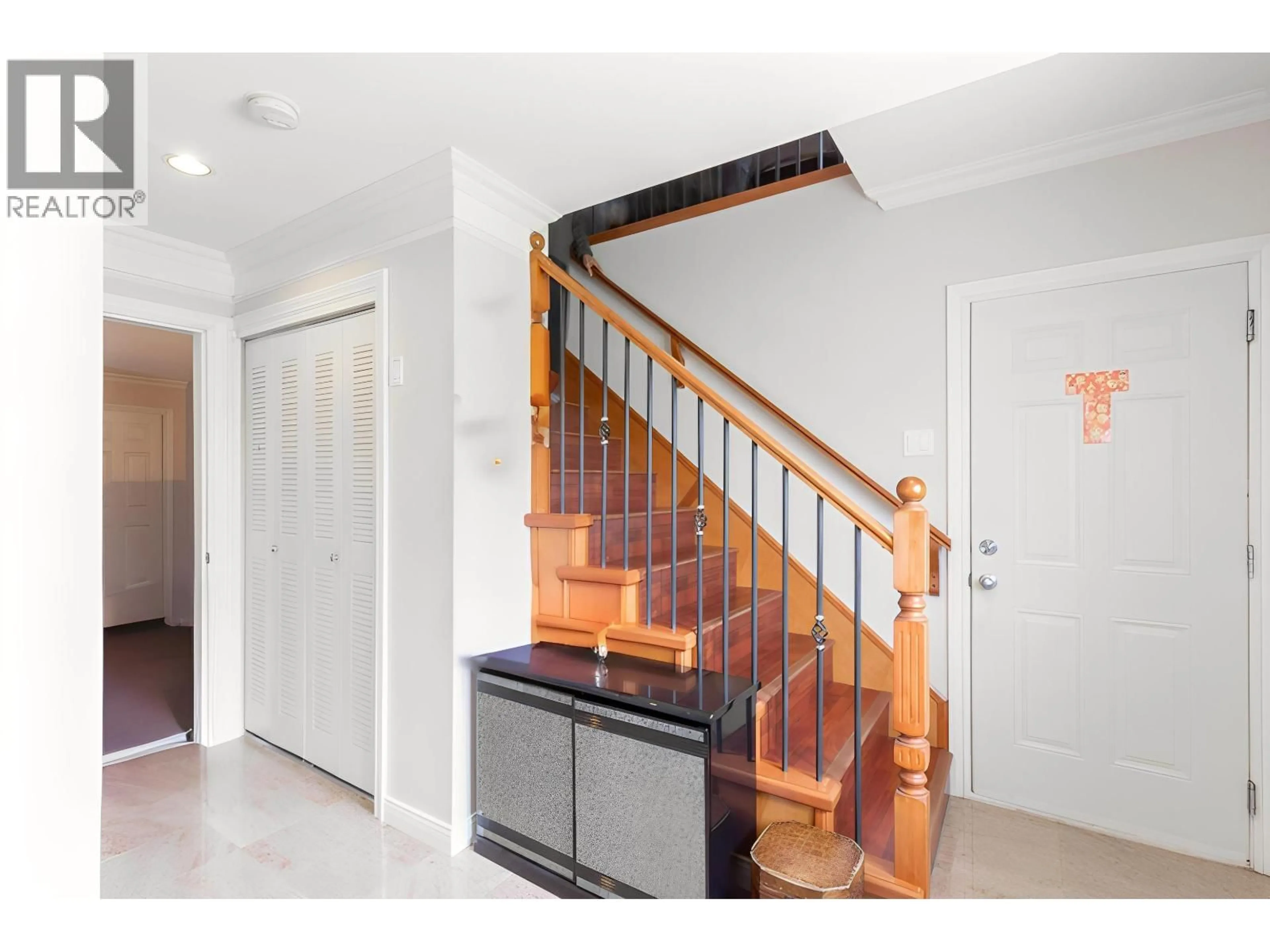 Indoor entryway for 7487 ROSEWOOD STREET, Burnaby British Columbia V5E2G6