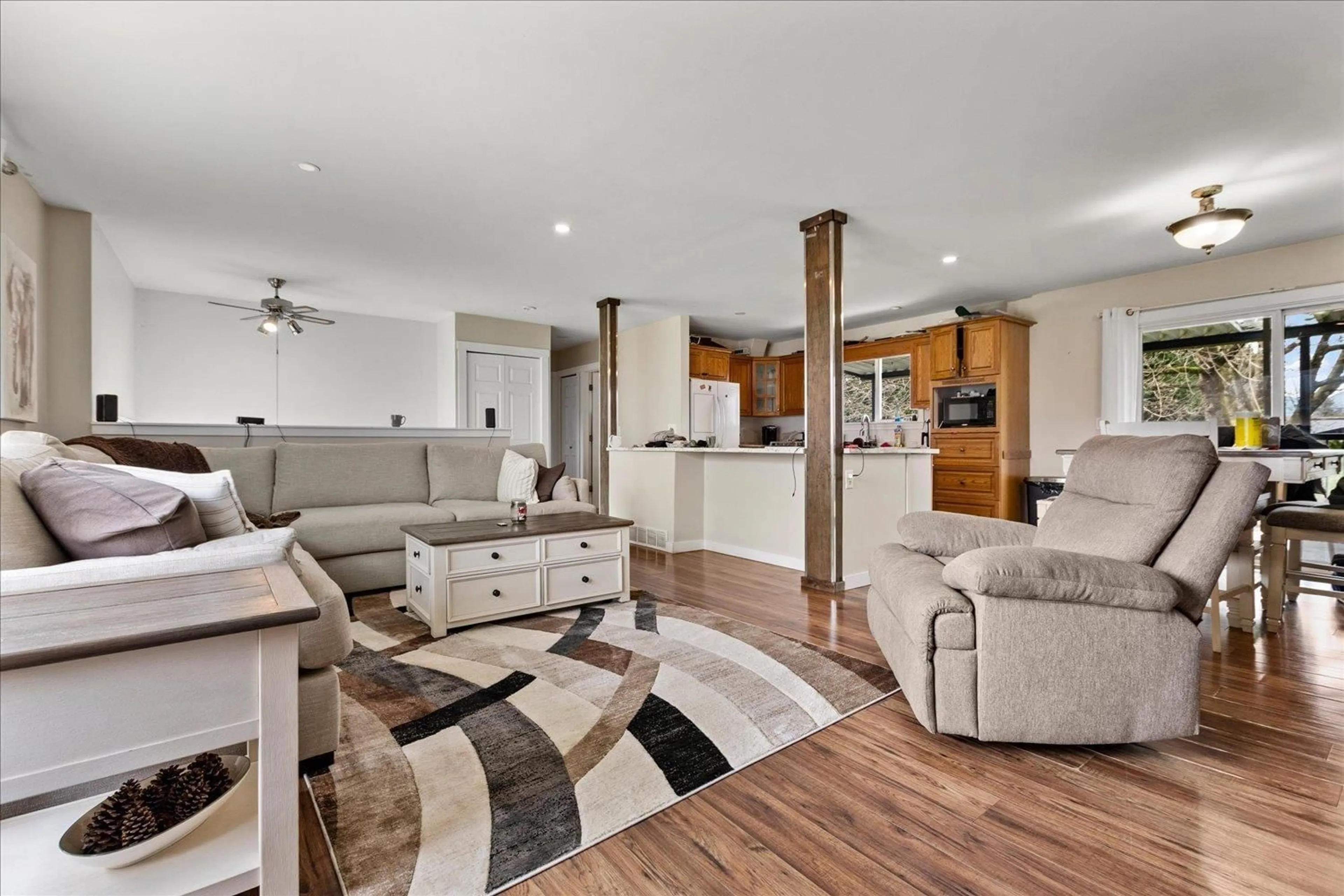 Living room with furniture, unknown for 6513 FERN STREET, Chilliwack British Columbia V2R1T6