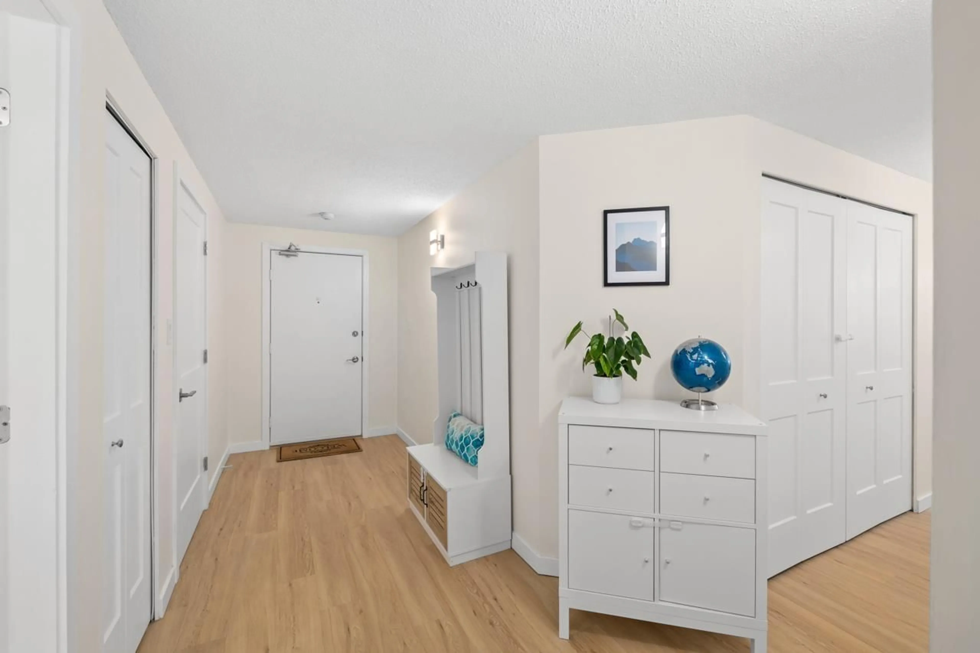 Indoor entryway for 201 - 1480 FOSTER STREET, White Rock British Columbia V4B3X7