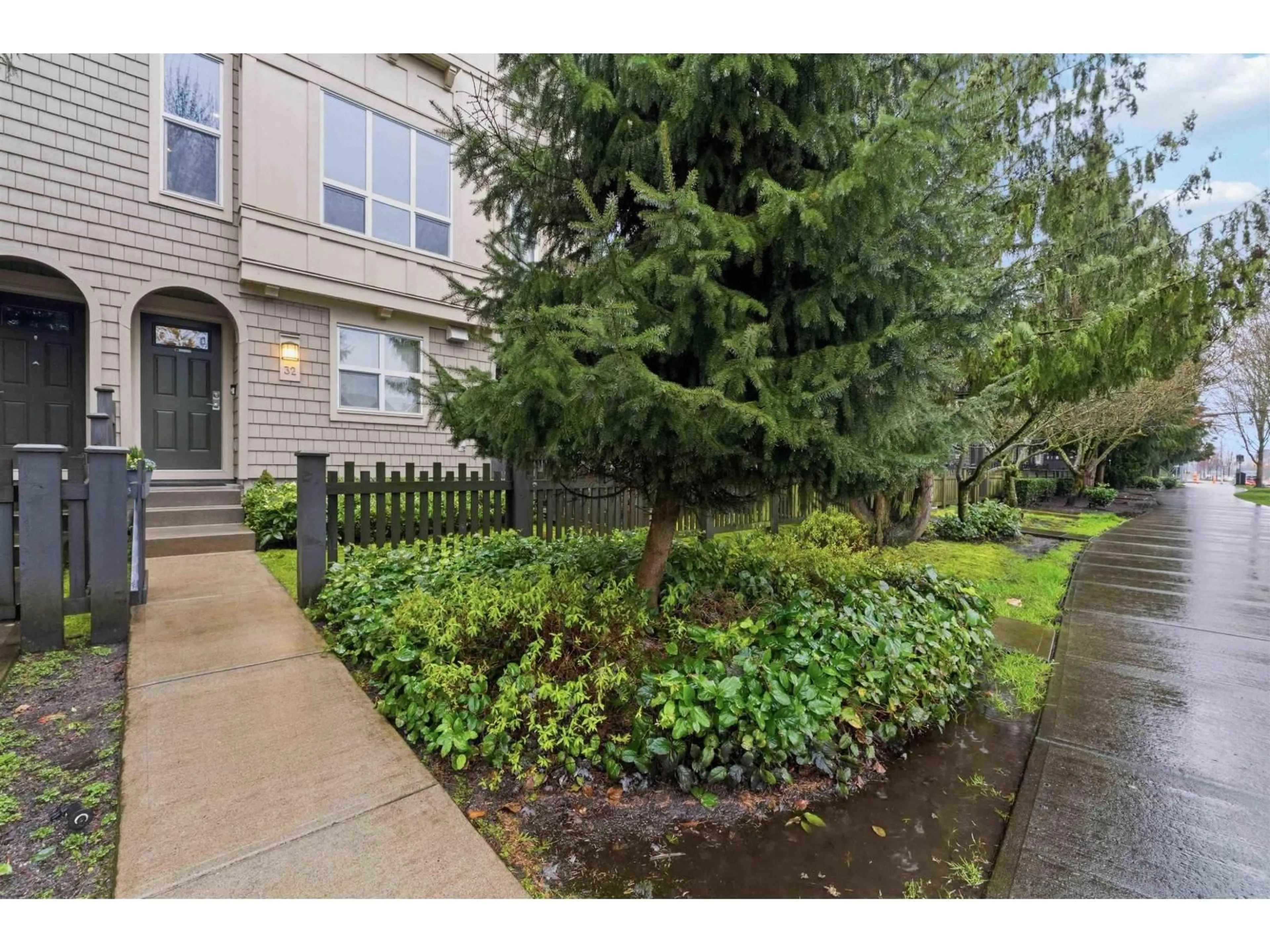 Patio, street for 32 - 7938 209 STREET, Langley British Columbia V2Y0K1