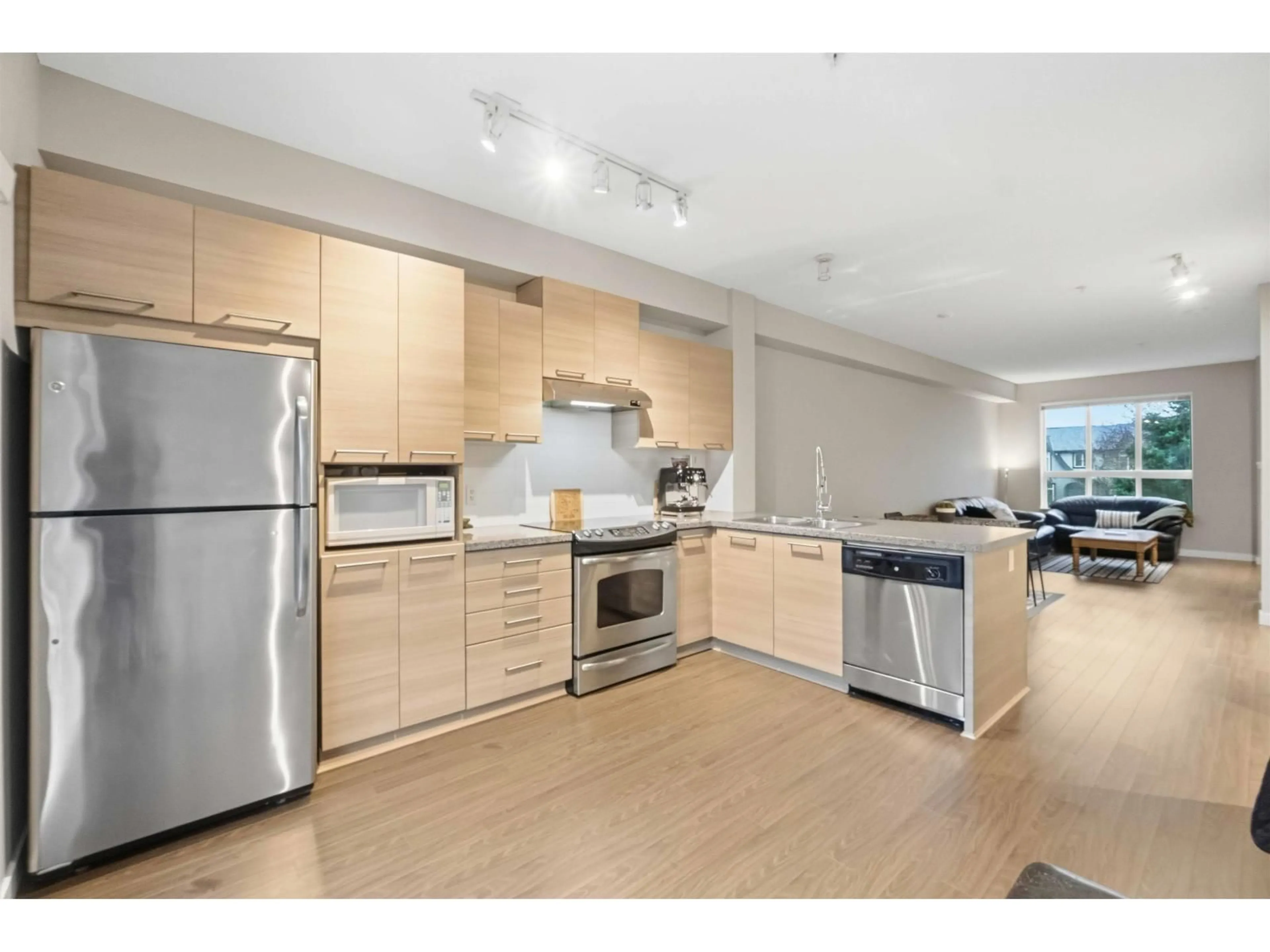 Open concept kitchen, wood/laminate floor for 32 - 7938 209 STREET, Langley British Columbia V2Y0K1