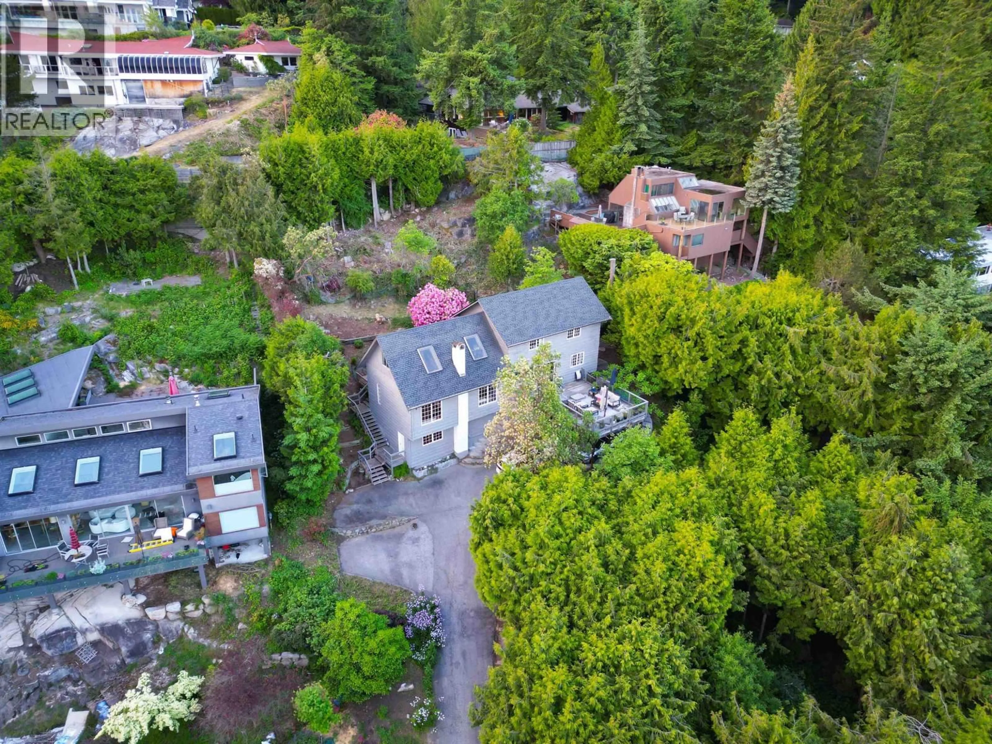 A pic from outside/outdoor area/front of a property/back of a property/a pic from drone, street for 4607 WOODGREEN DRIVE, West Vancouver British Columbia V7S2V4