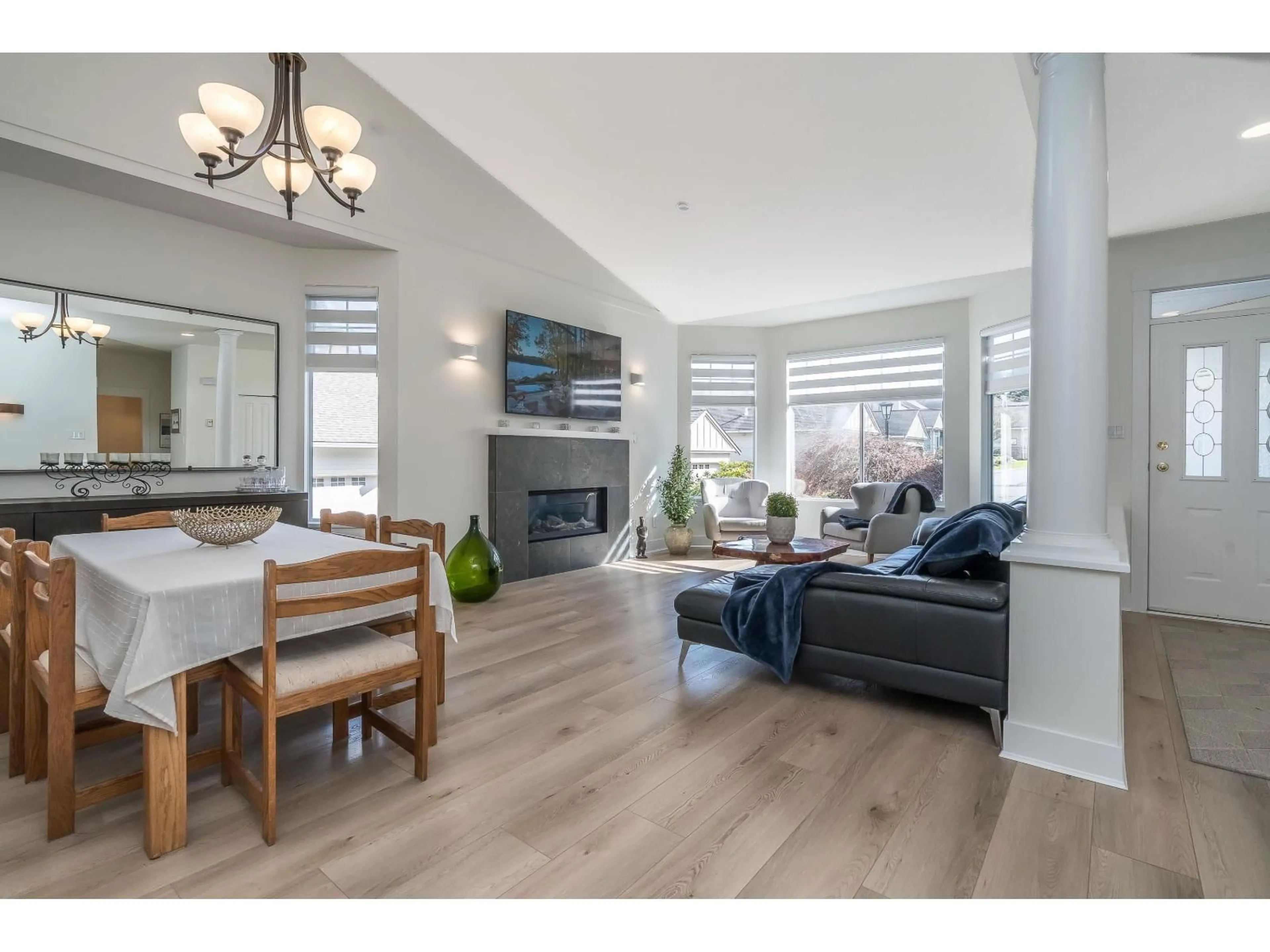 Living room with furniture, wood/laminate floor for 98 - 2533 152 STREET, Surrey British Columbia V4P1N4