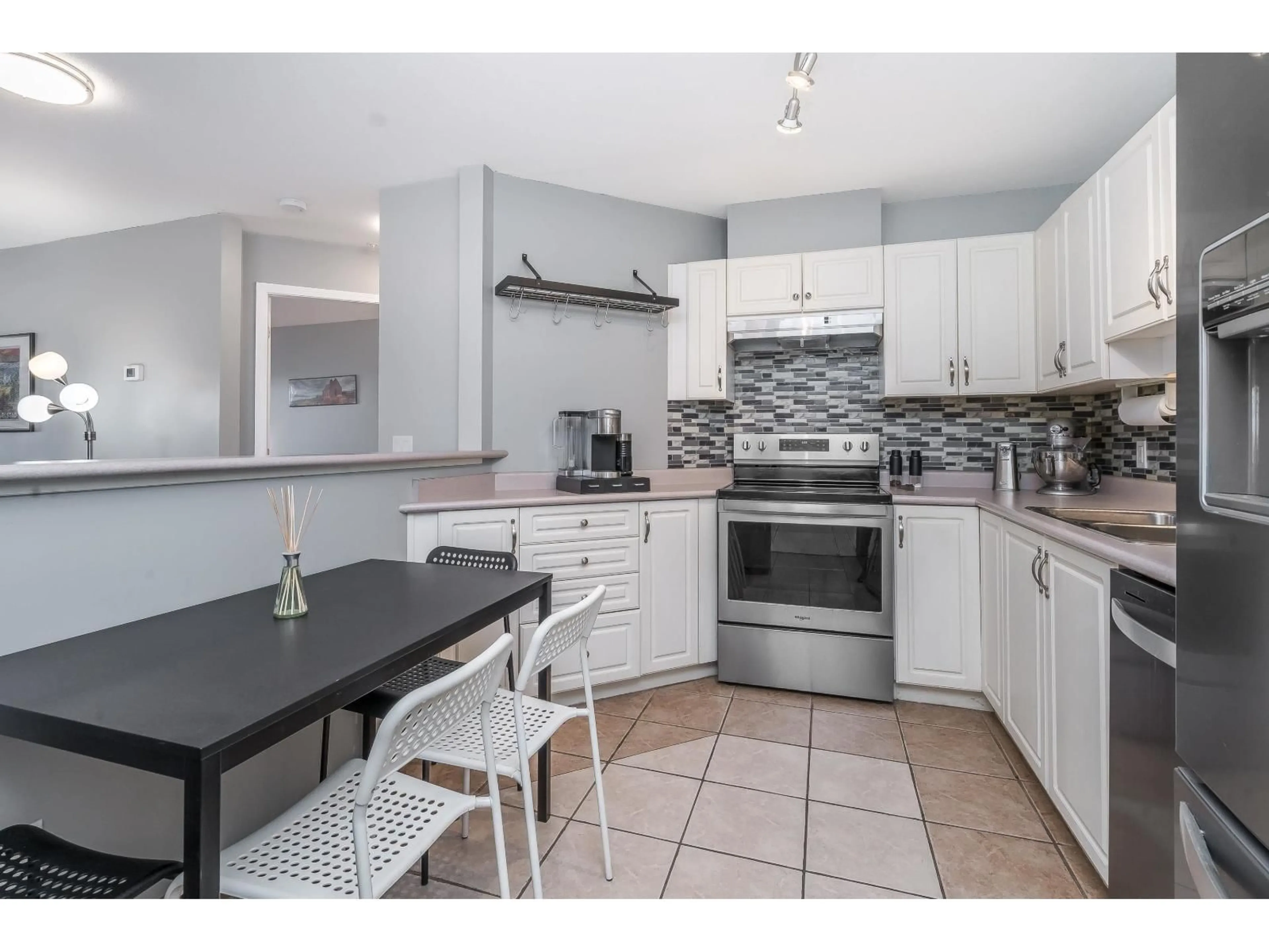 Standard kitchen, unknown for 207 - 33738 KING ROAD, Abbotsford British Columbia V2S8J5