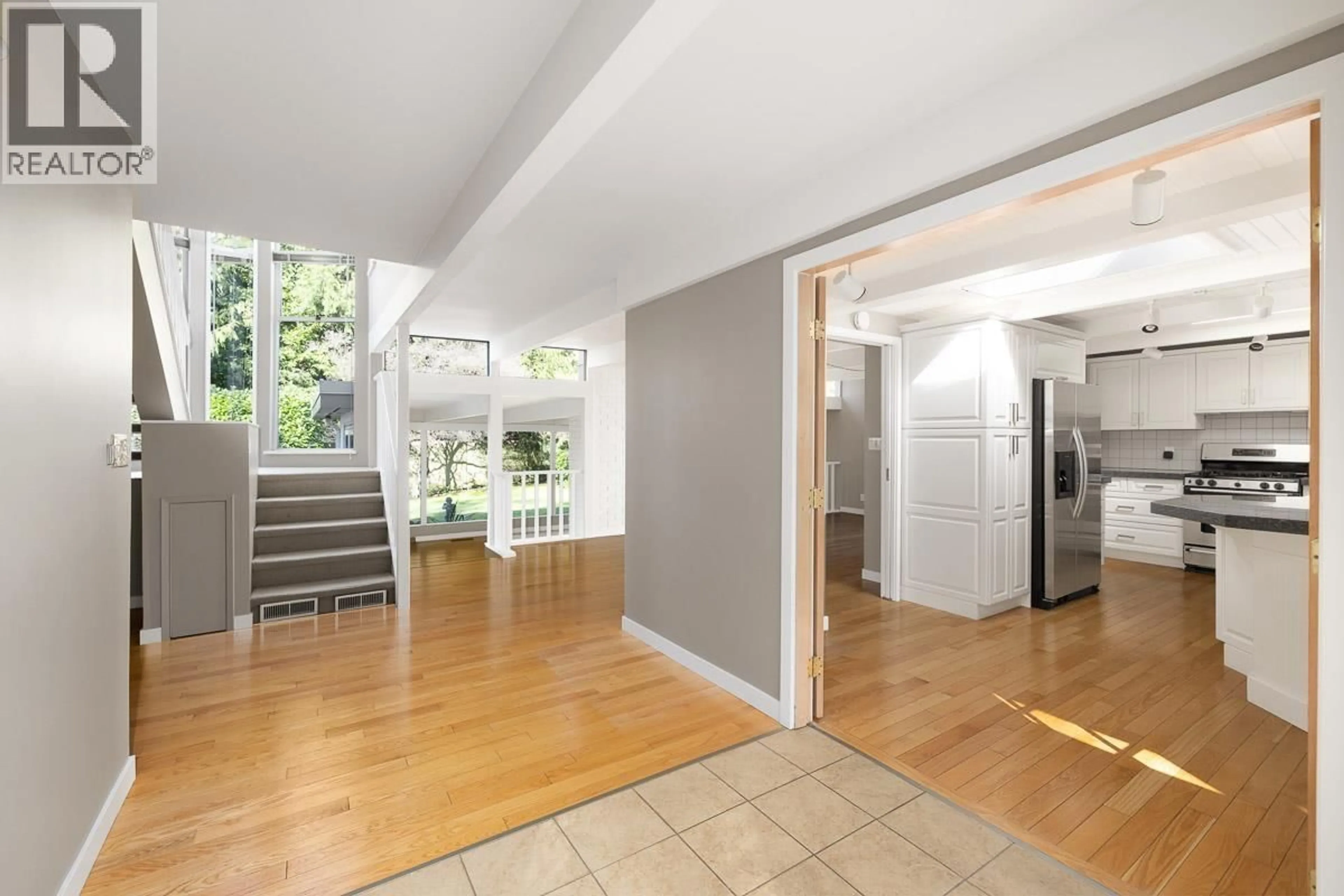 Indoor foyer for 5735 BLUEBELL DRIVE, West Vancouver British Columbia V7W1T2