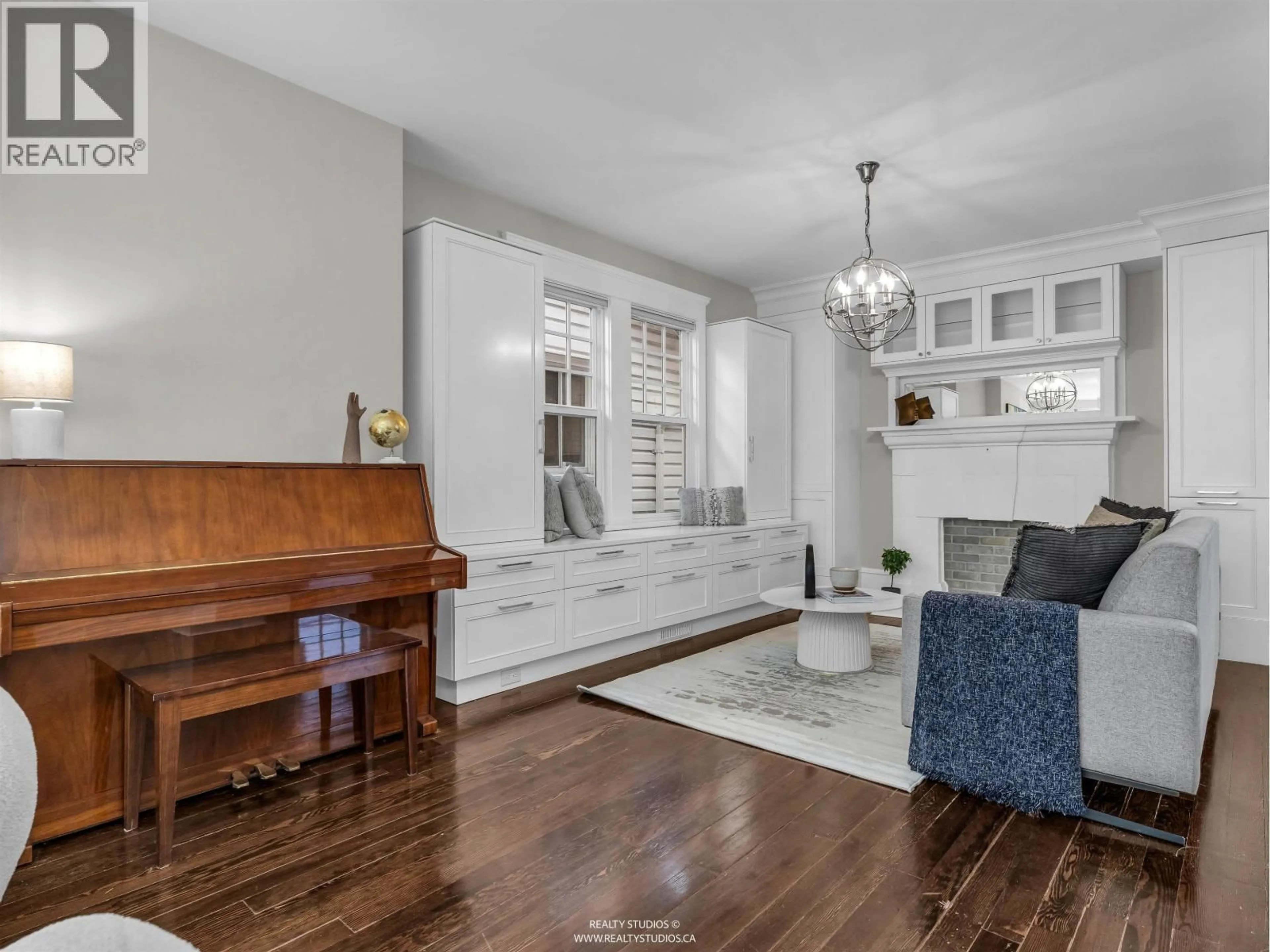Living room with furniture, wood/laminate floor for 4446 QUEBEC STREET, Vancouver British Columbia V5V3L7