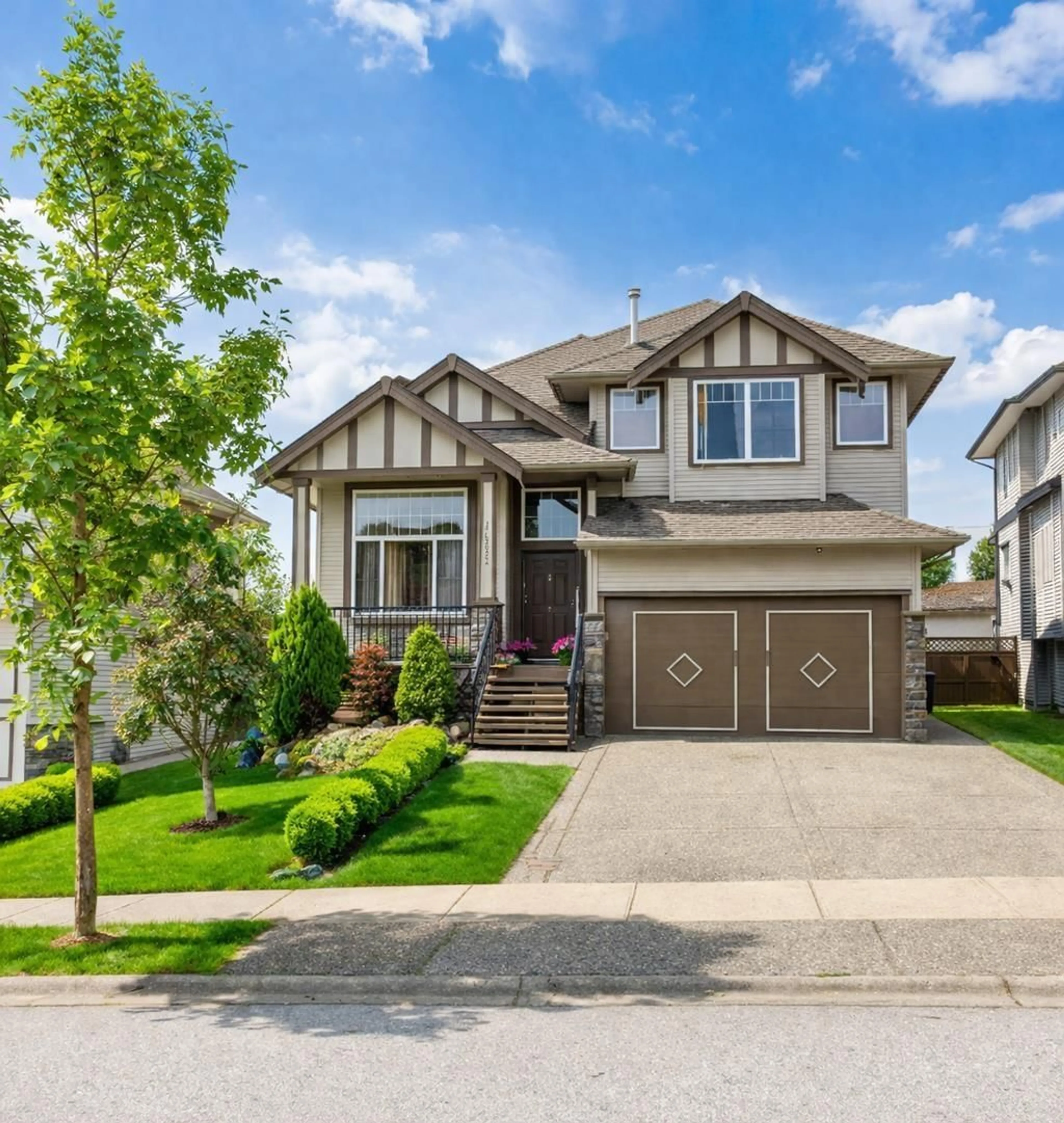 Home with vinyl exterior material, street for 3403 NIGHTINGALE DRIVE, Abbotsford British Columbia V2T5W3