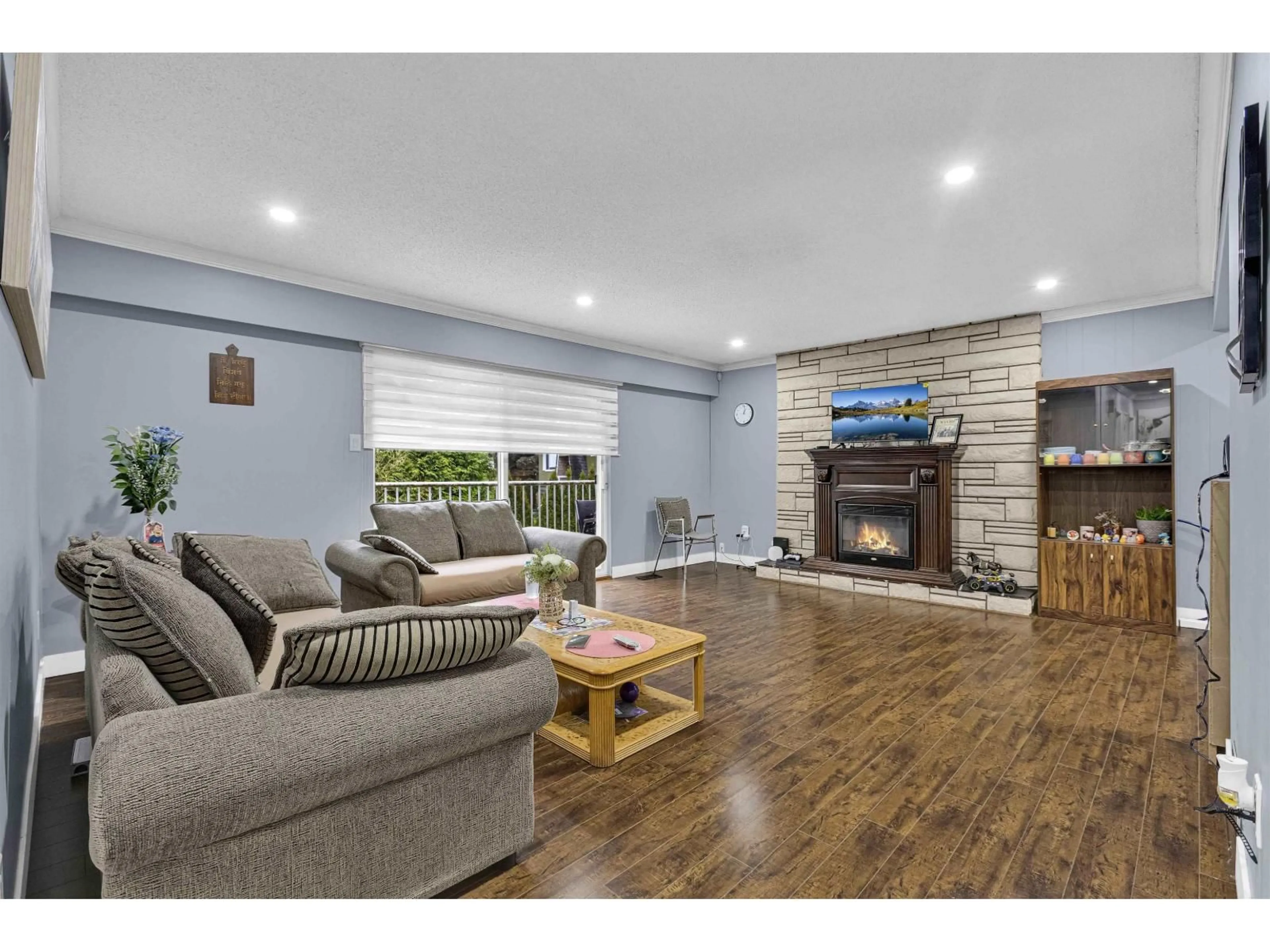 Living room with furniture, wood/laminate floor for 7059 BARKLEY PLACE, Delta British Columbia V4E1T8