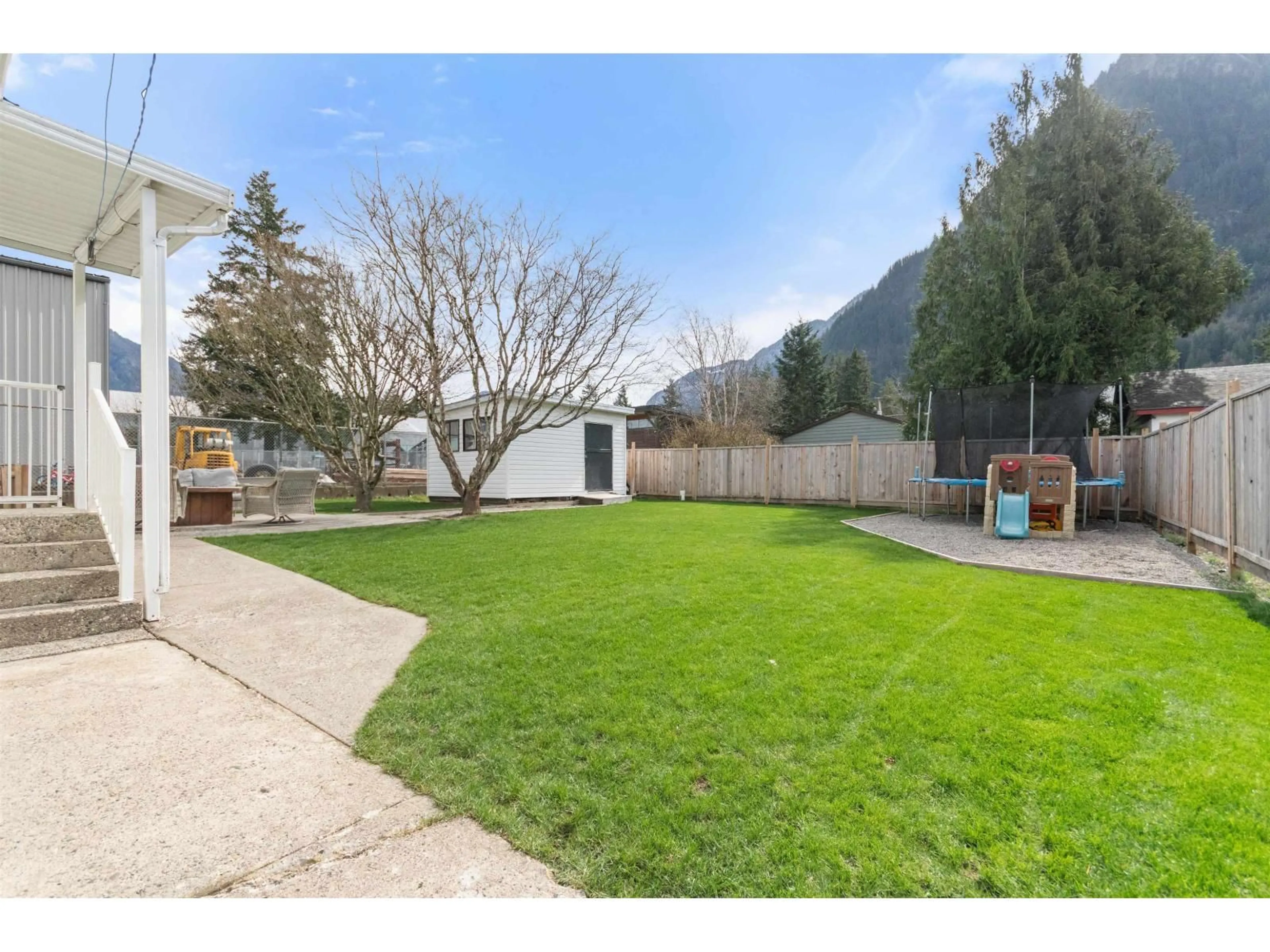 A pic from outside/outdoor area/front of a property/back of a property/a pic from drone, mountain view for 522 RAAB STREET, Hope British Columbia V0X1L4