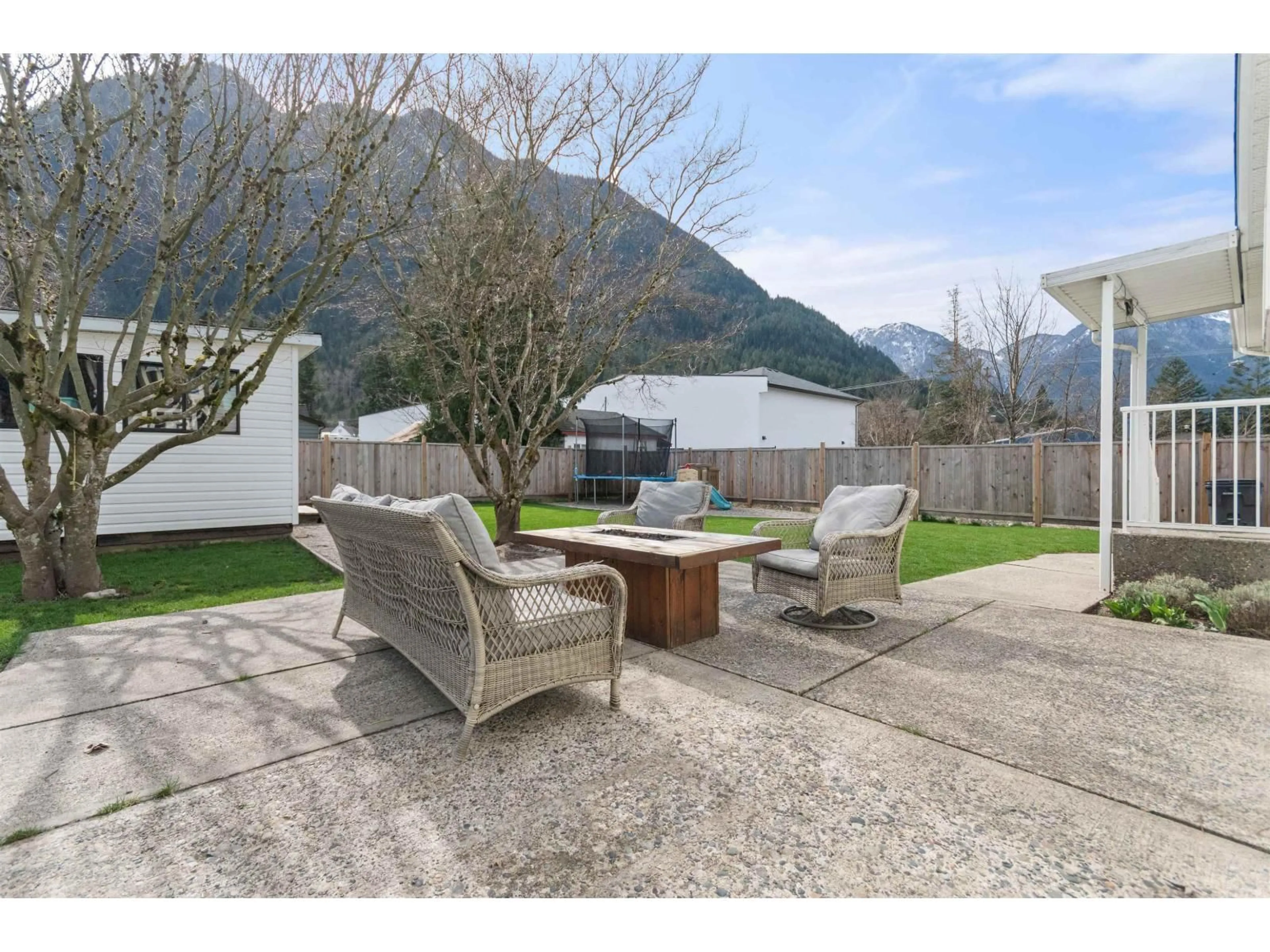 Patio, mountain view for 522 RAAB STREET, Hope British Columbia V0X1L4