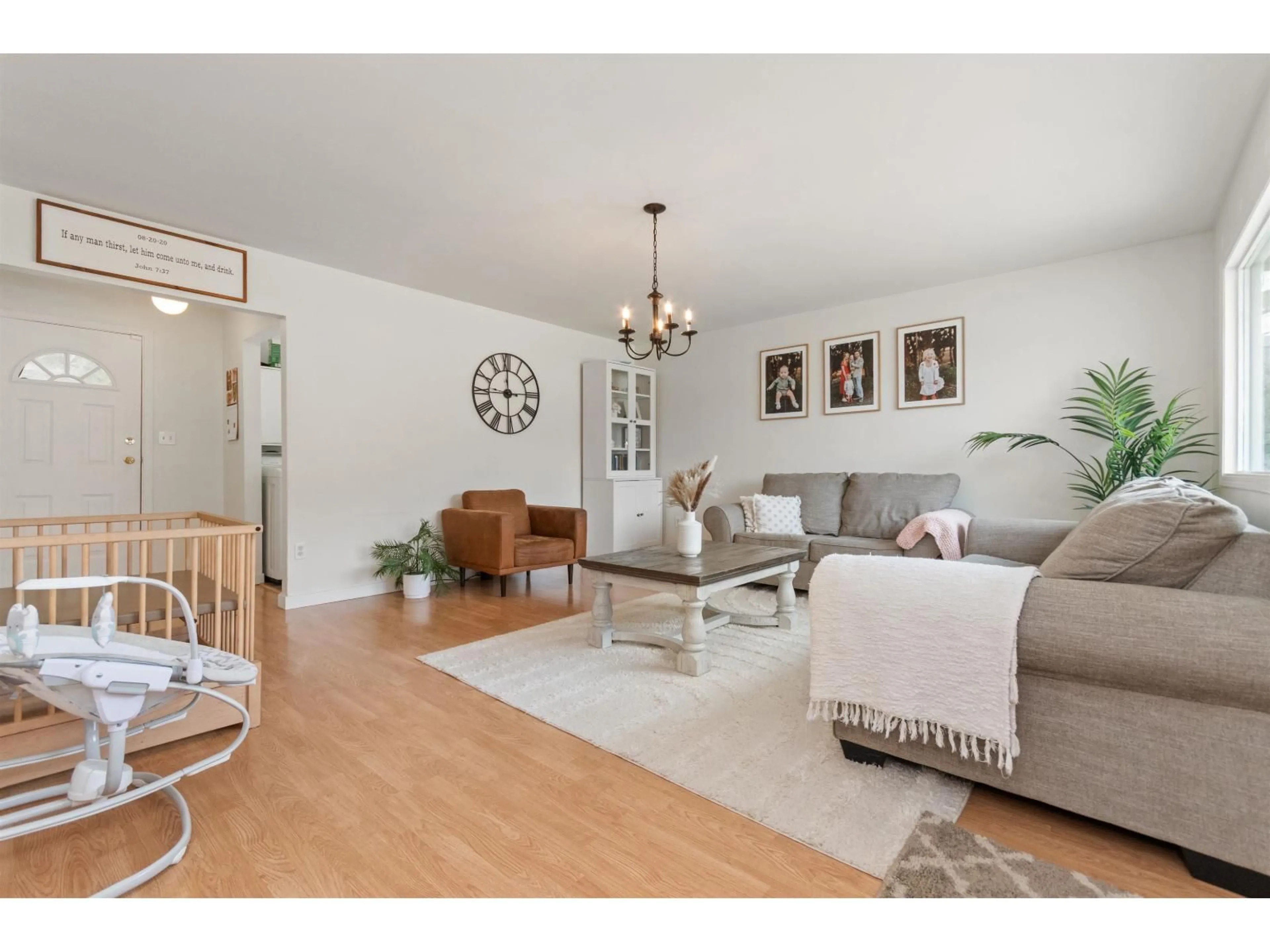 Living room with furniture, unknown for 522 RAAB STREET, Hope British Columbia V0X1L4