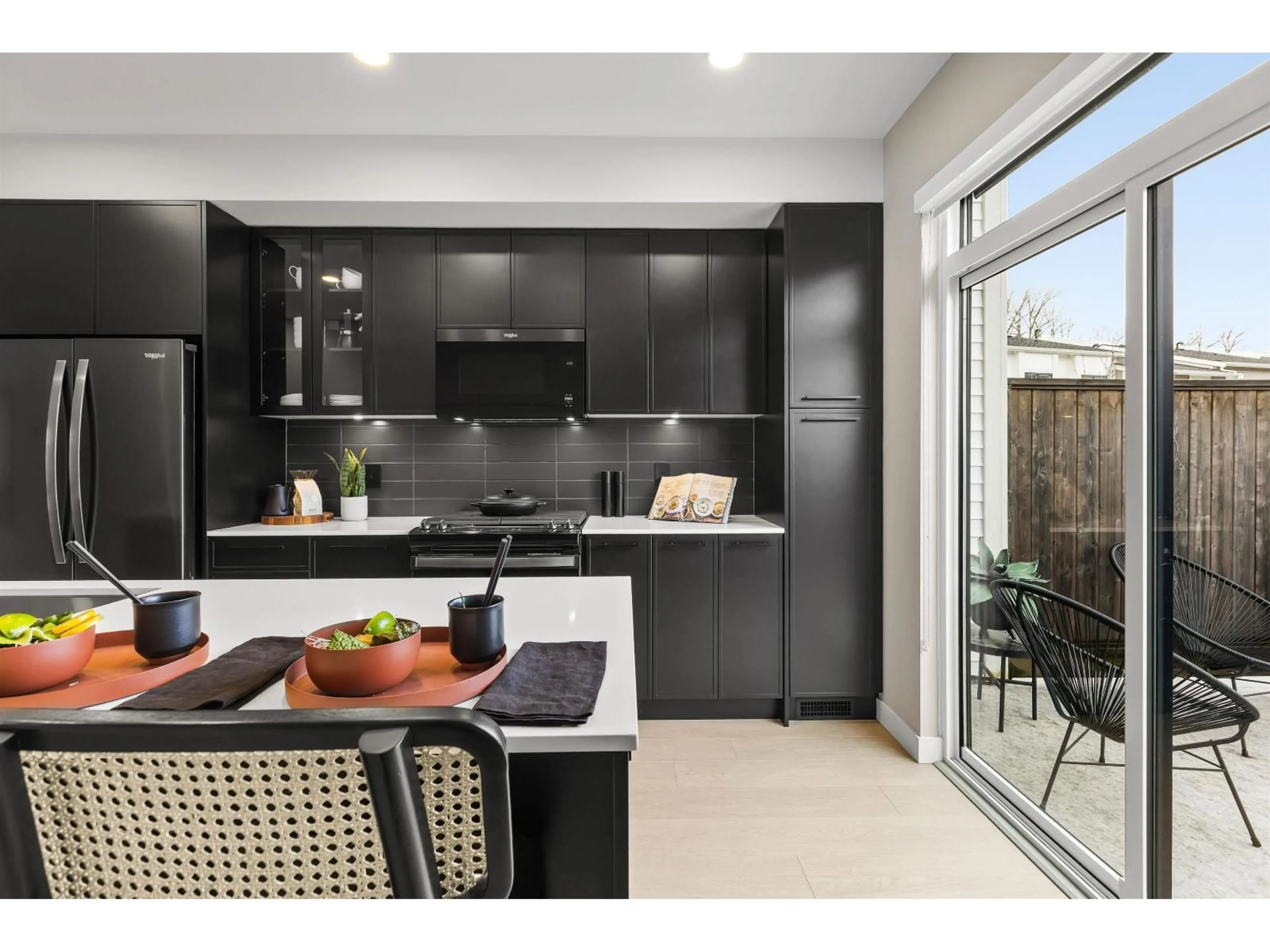 Open concept kitchen, ceramic/tile floor for 3 - 2886 MONTROSE AVENUE, Abbotsford British Columbia V2S0N7