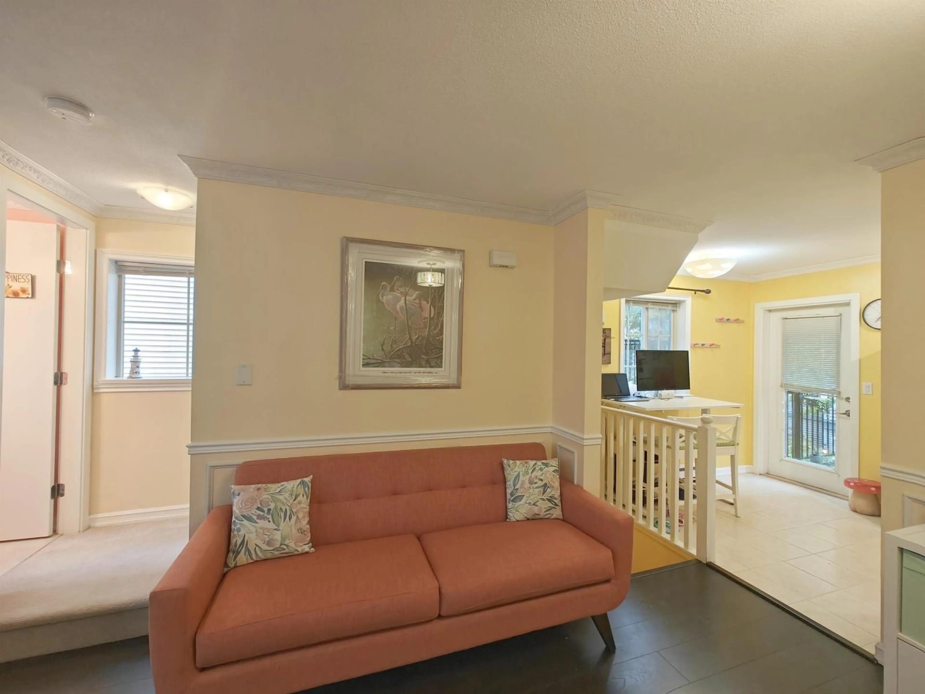 Living room with furniture, unknown for 58 - 14855 100 AVENUE, Surrey British Columbia V3R2W1