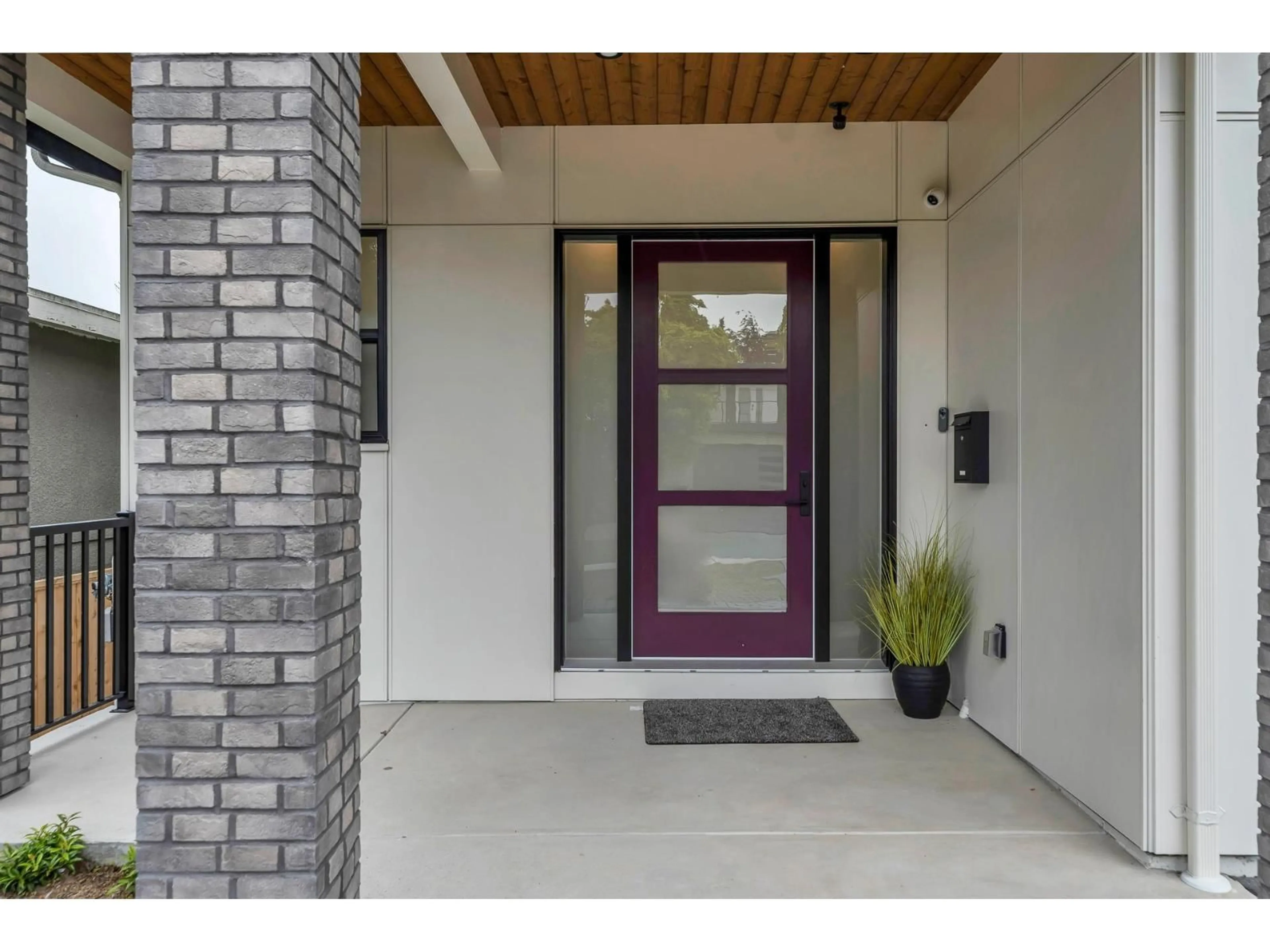 Indoor entryway for 15570 OXENHAM AVENUE, White Rock British Columbia V4B2J3
