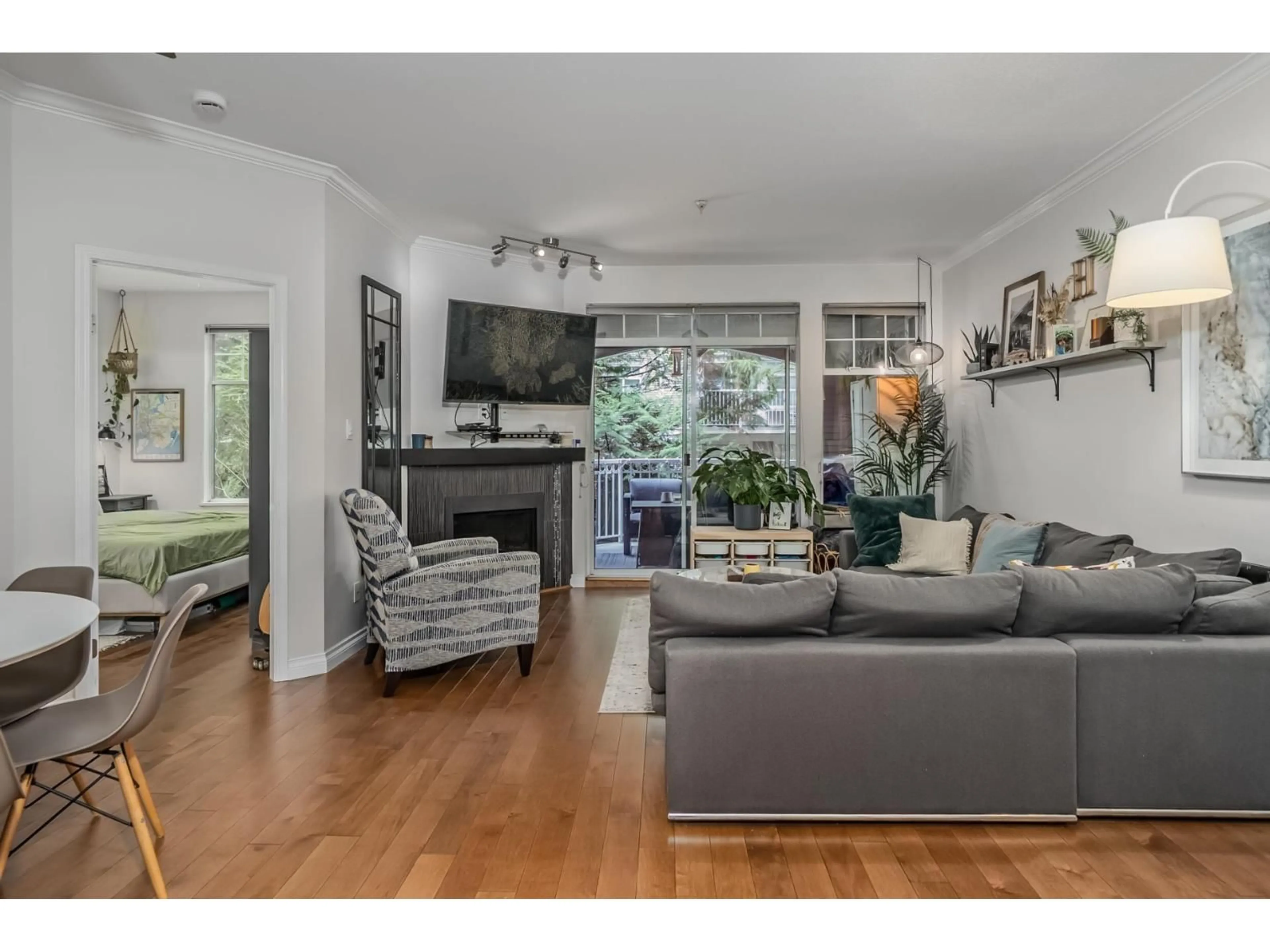 Living room with furniture, wood/laminate floor for 112 - 5677 208 STREET, Langley British Columbia V3A8J5