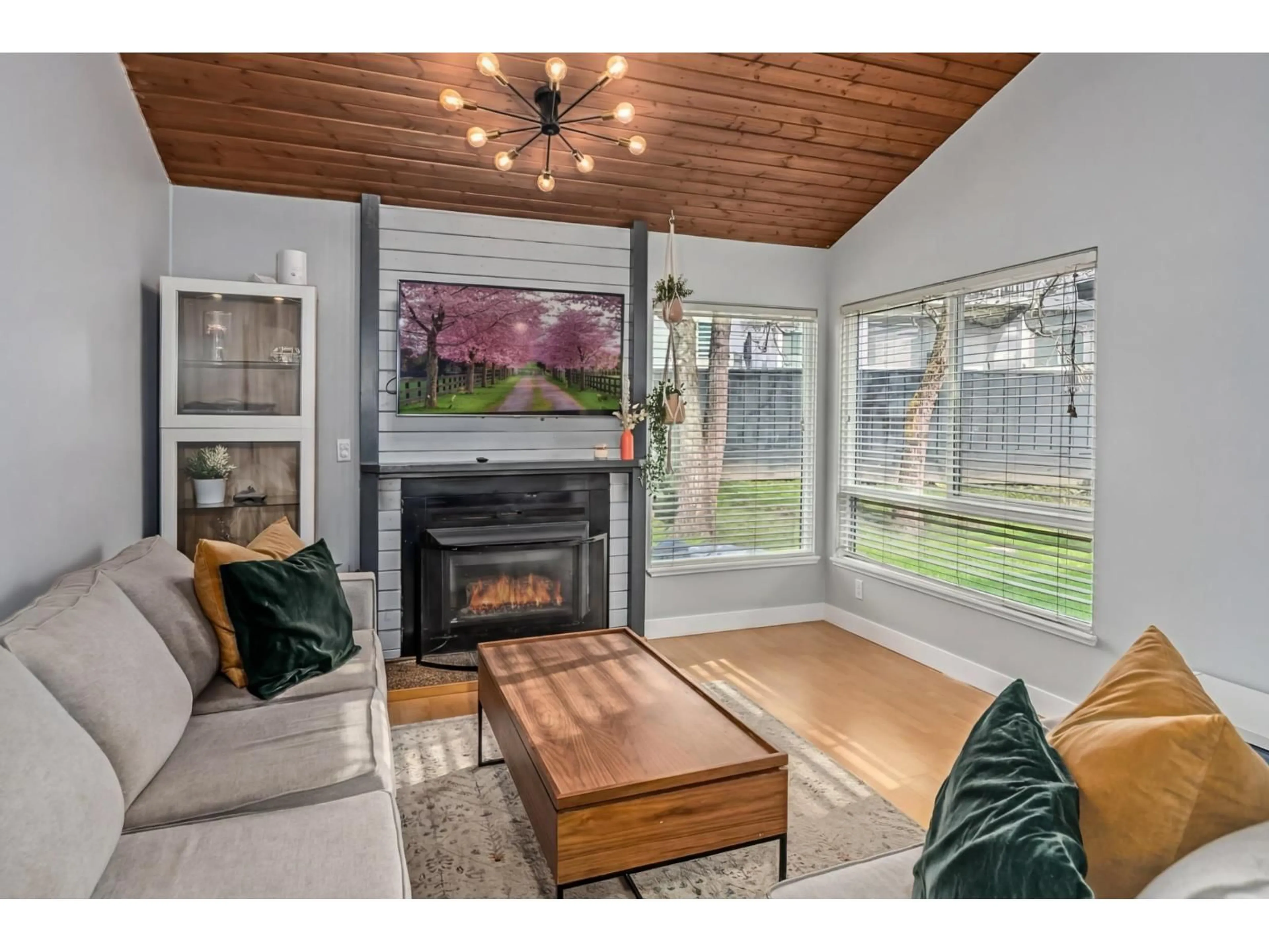 Living room with furniture, wood/laminate floor for 6076 GREENSIDE DRIVE WEST, Surrey British Columbia V3S5M8