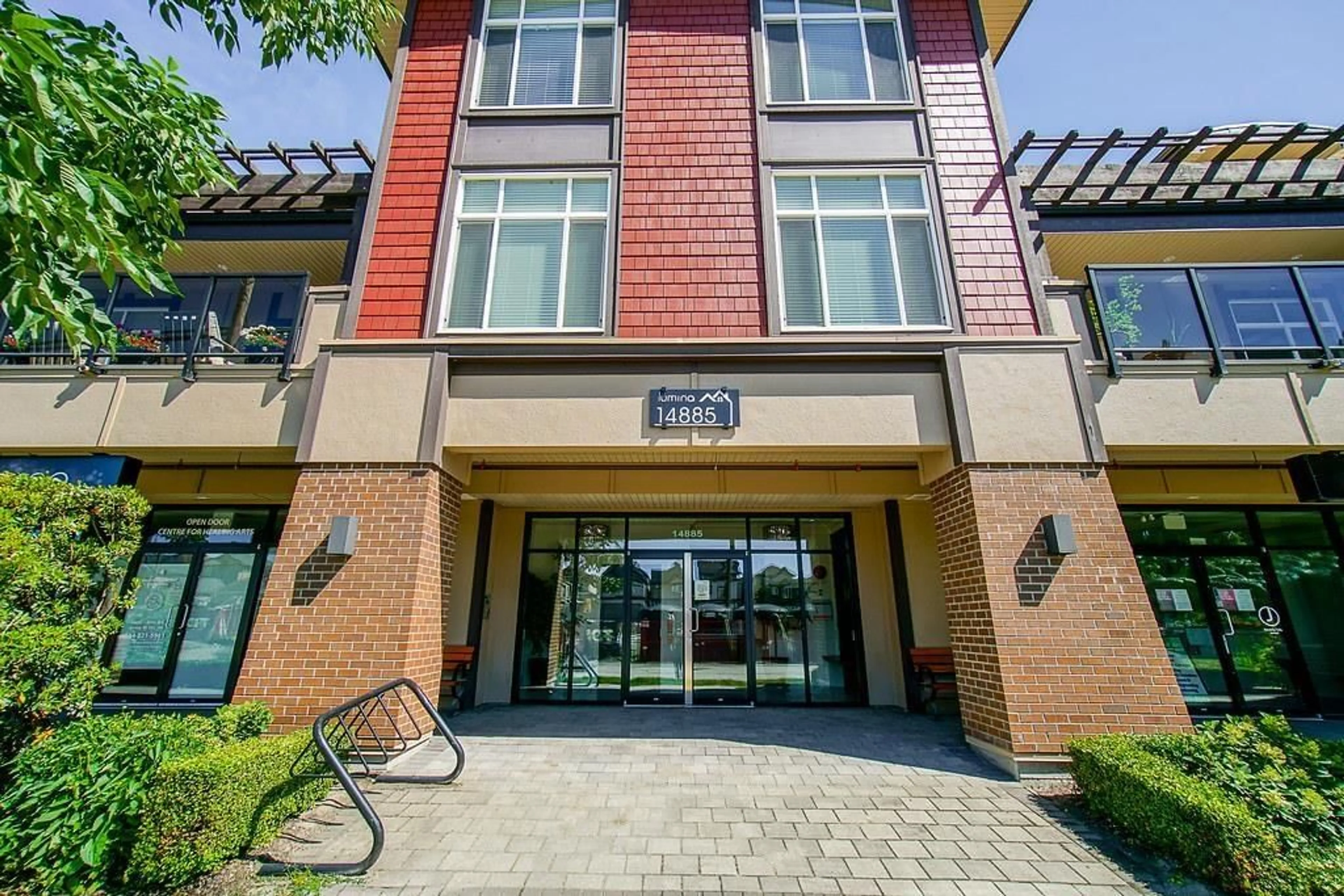 Indoor foyer for 211 - 14885 60 AVENUE, Surrey British Columbia V3S1R8
