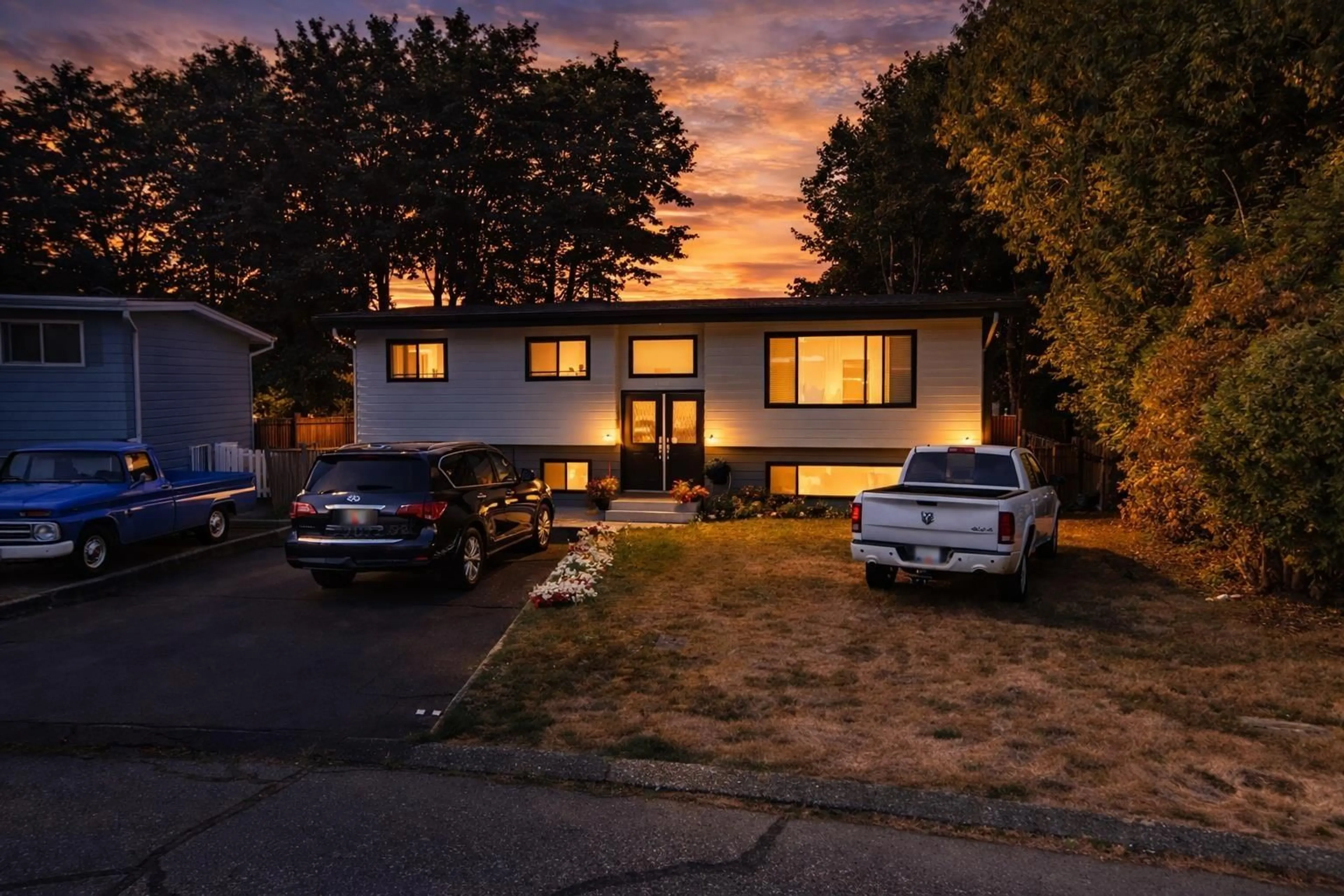 Home with vinyl exterior material, street for 1960 CATALINA CRESCENT, Abbotsford British Columbia V2T3W1