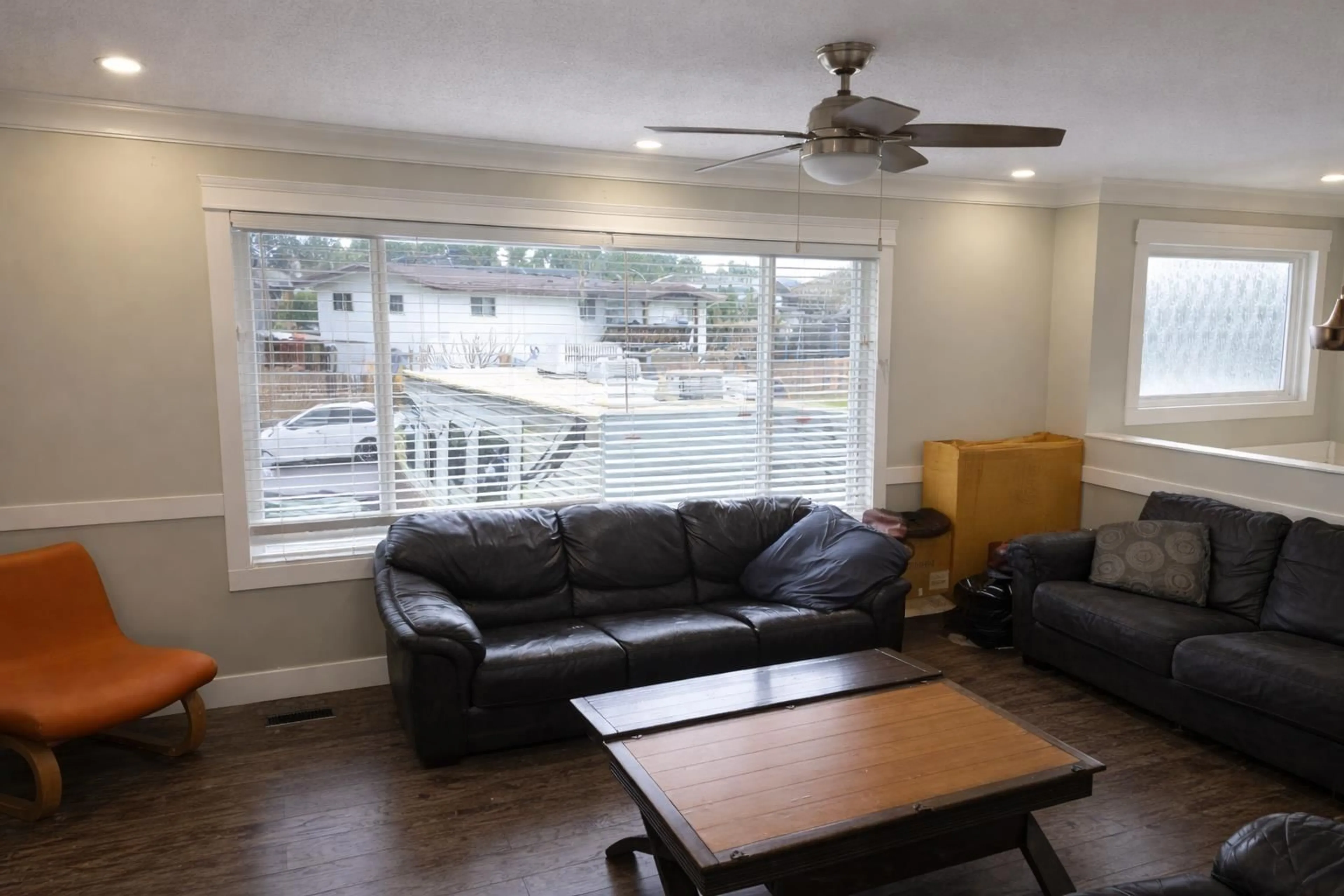 Living room with furniture, wood/laminate floor for 1960 CATALINA CRESCENT, Abbotsford British Columbia V2T3W1