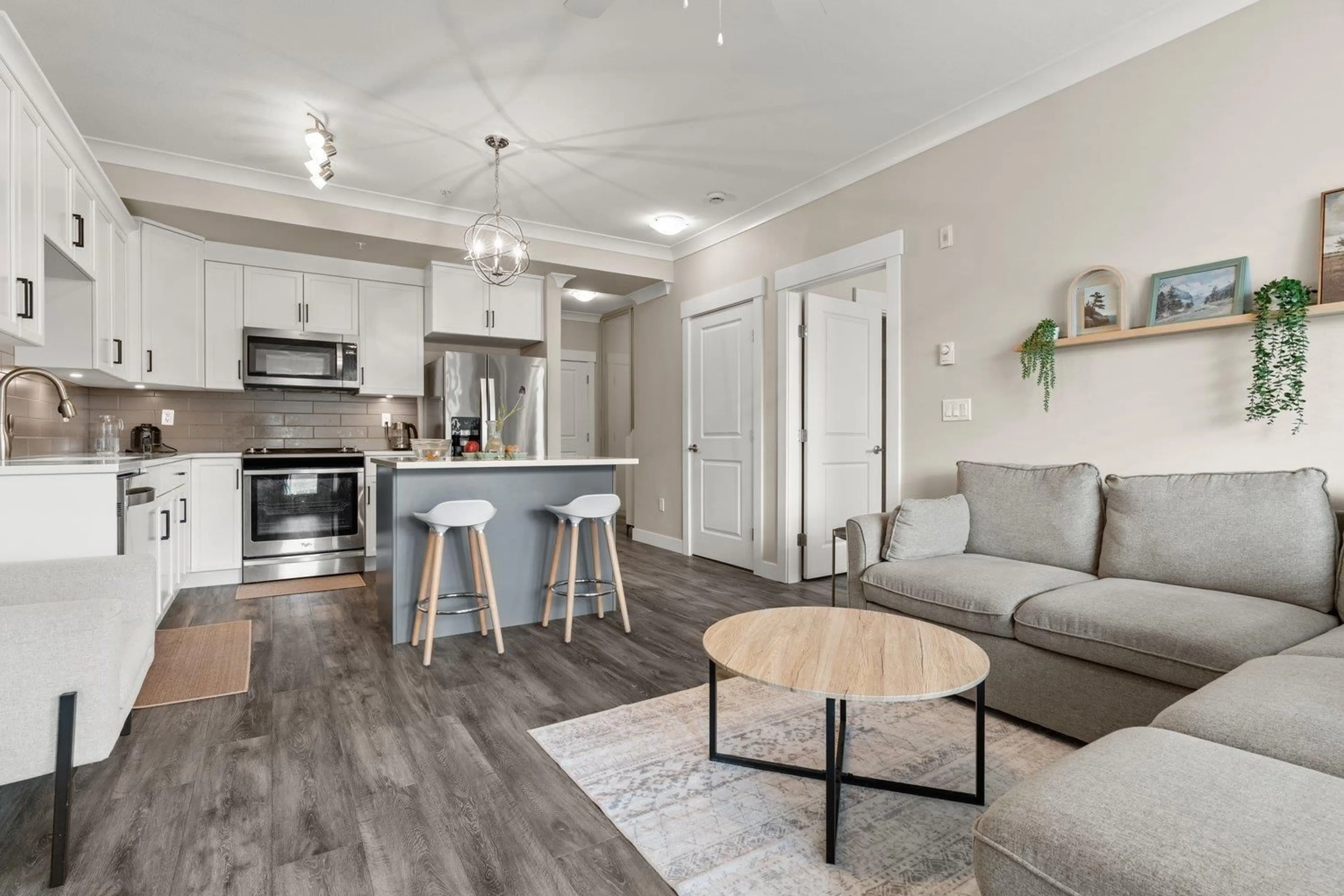 Open concept kitchen, wood/laminate floor for 302 - 45761 STEVENSON ROAD, Chilliwack British Columbia V2R0Y7