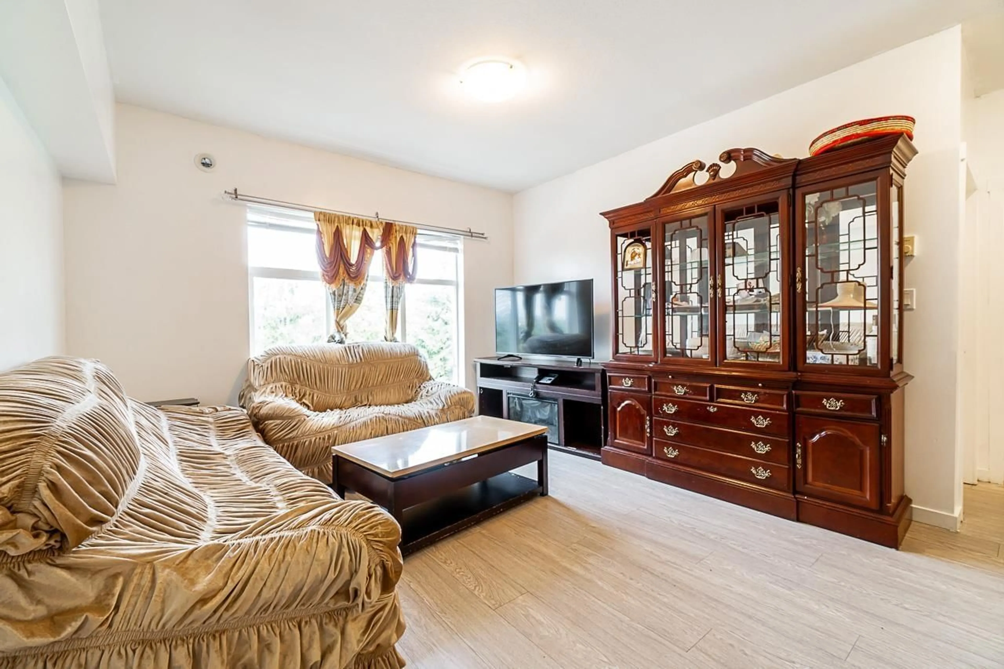 Living room with furniture, wood/laminate floor for 401 - 13728 108 AVENUE, Surrey British Columbia V3T0B7