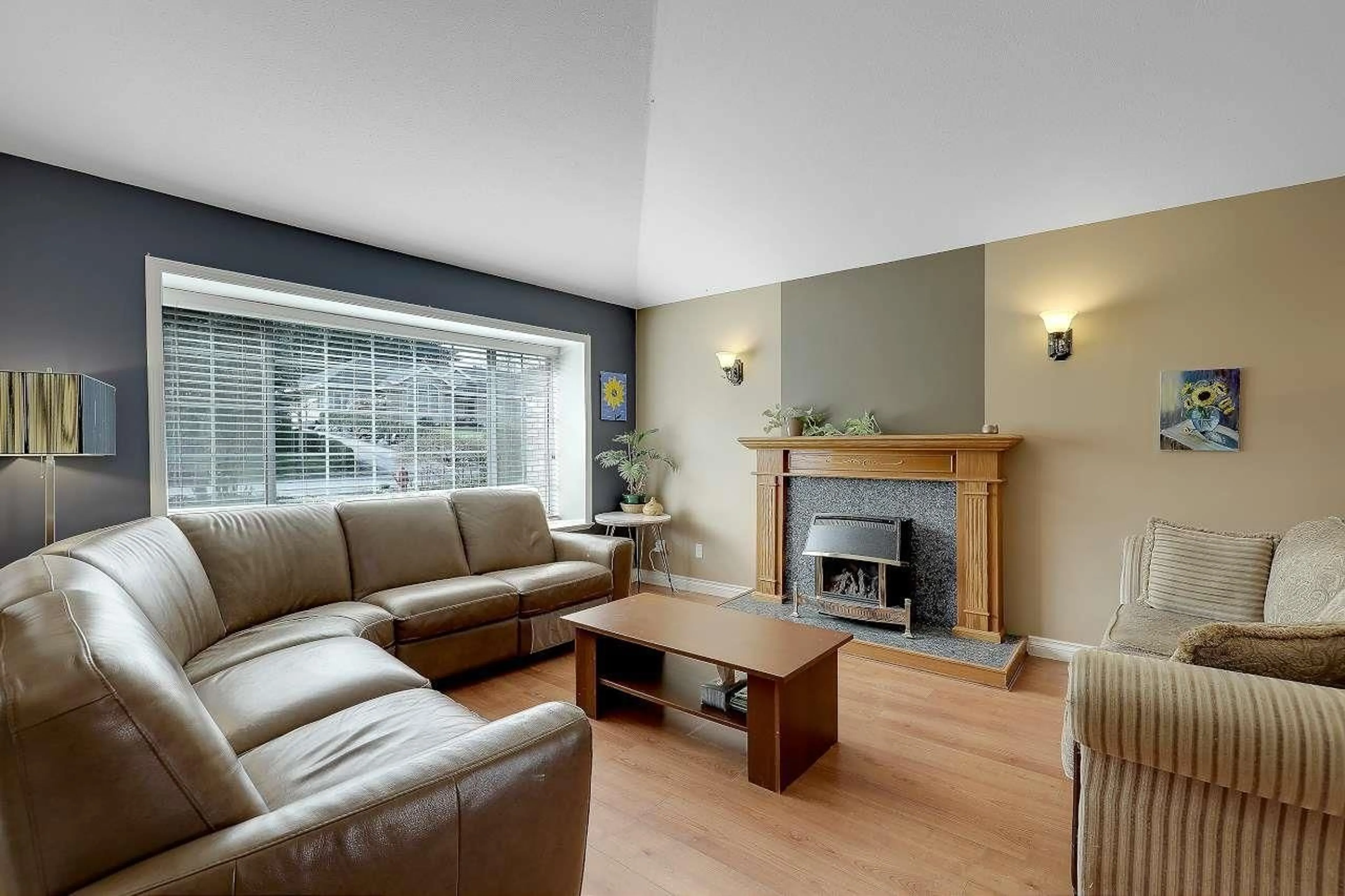 Living room with furniture, wood/laminate floor for 9312 163 STREET, Surrey British Columbia V4N3C9