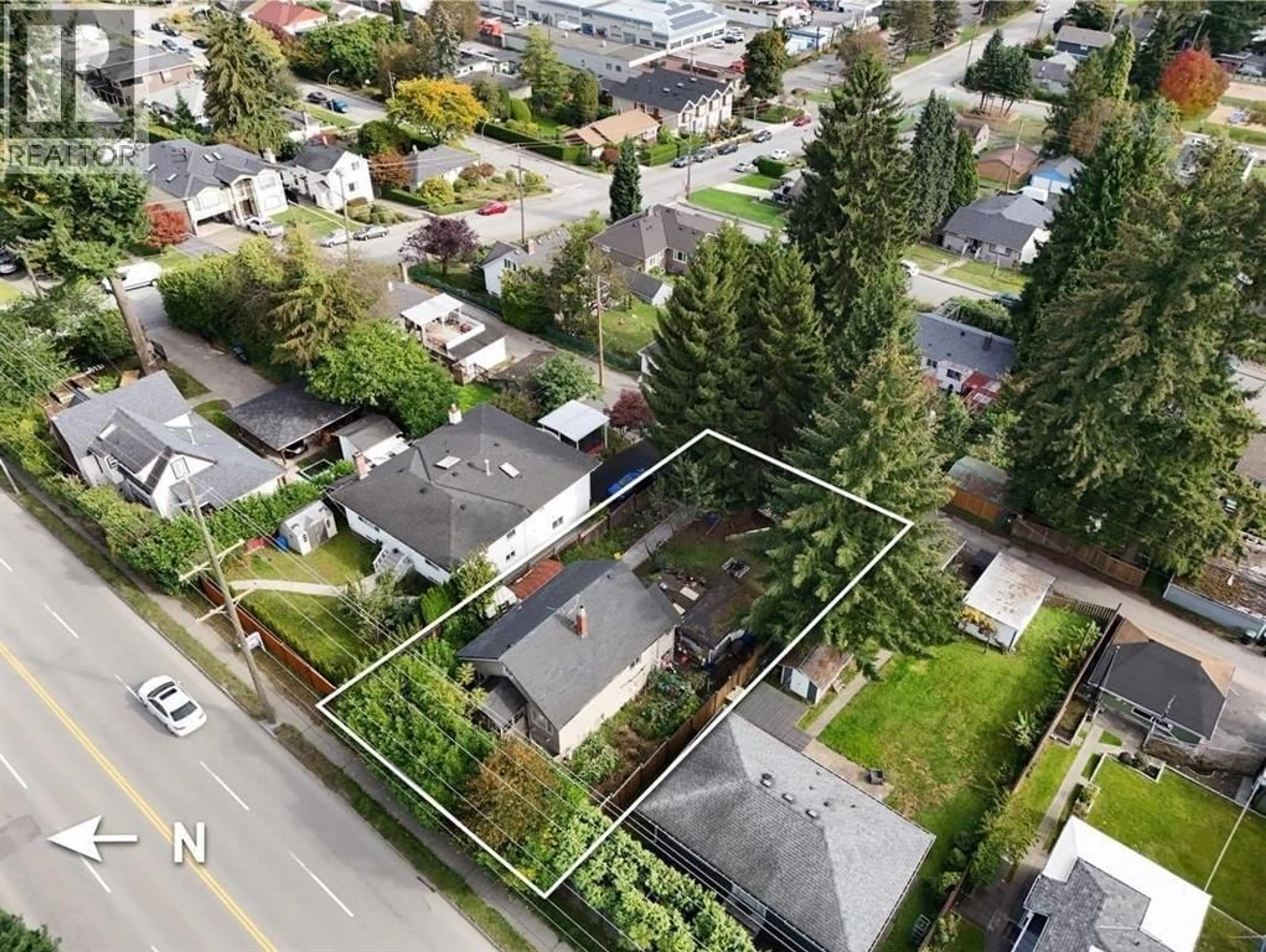 A pic from outside/outdoor area/front of a property/back of a property/a pic from drone, street for 112 TENTH AVENUE, New Westminster British Columbia V3L2B1
