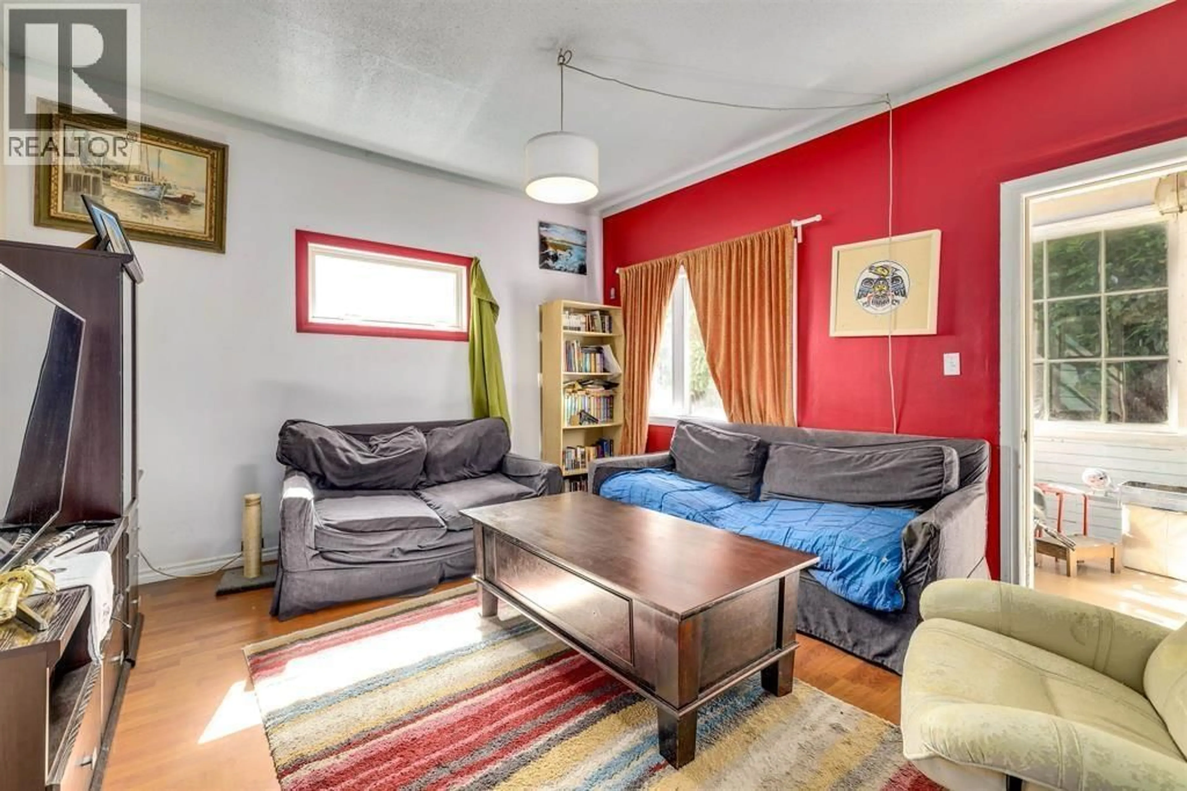 Living room with furniture, unknown for 112 TENTH AVENUE, New Westminster British Columbia V3L2B1