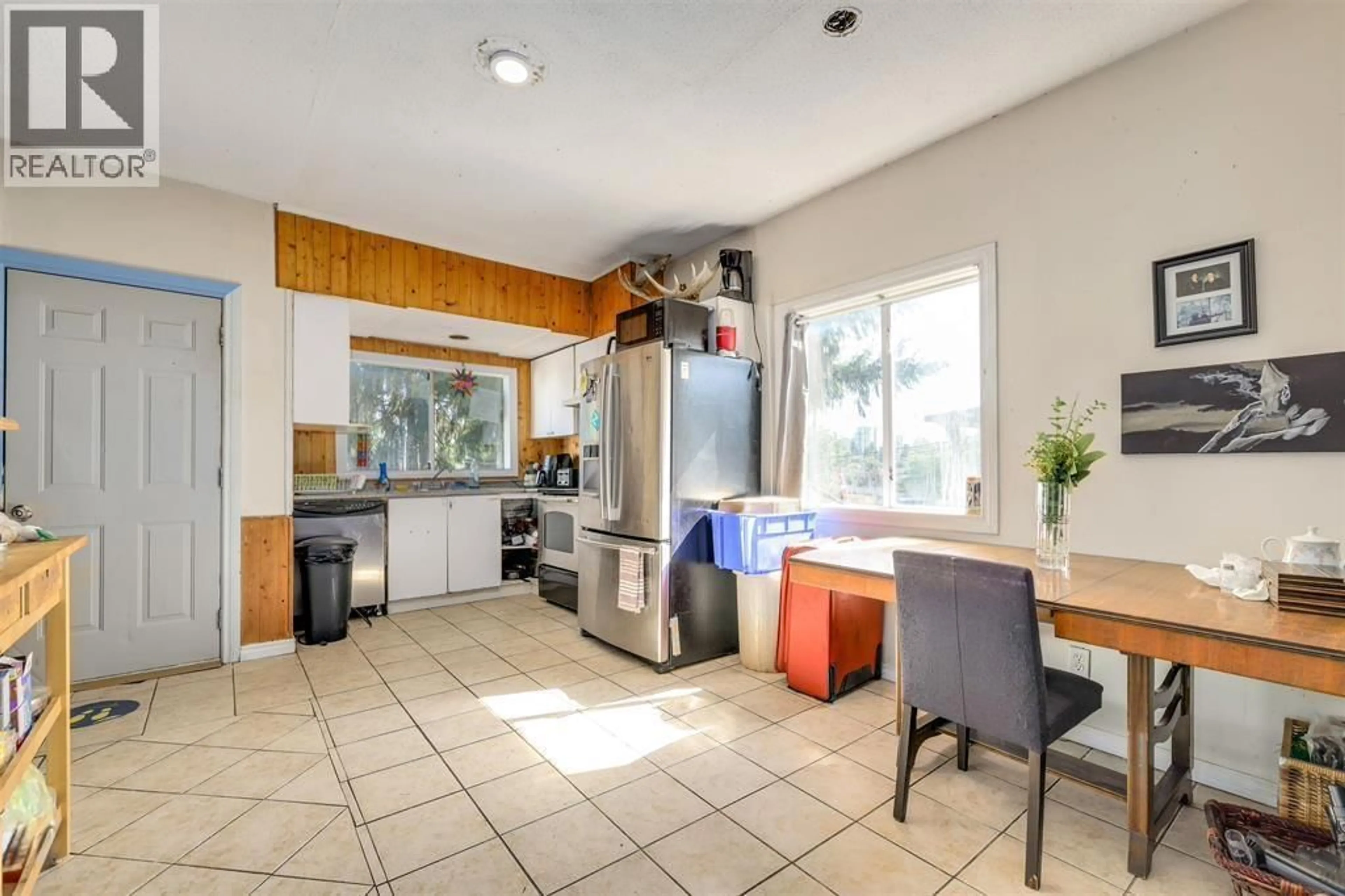 Open concept kitchen, ceramic/tile floor for 112 TENTH AVENUE, New Westminster British Columbia V3L2B1