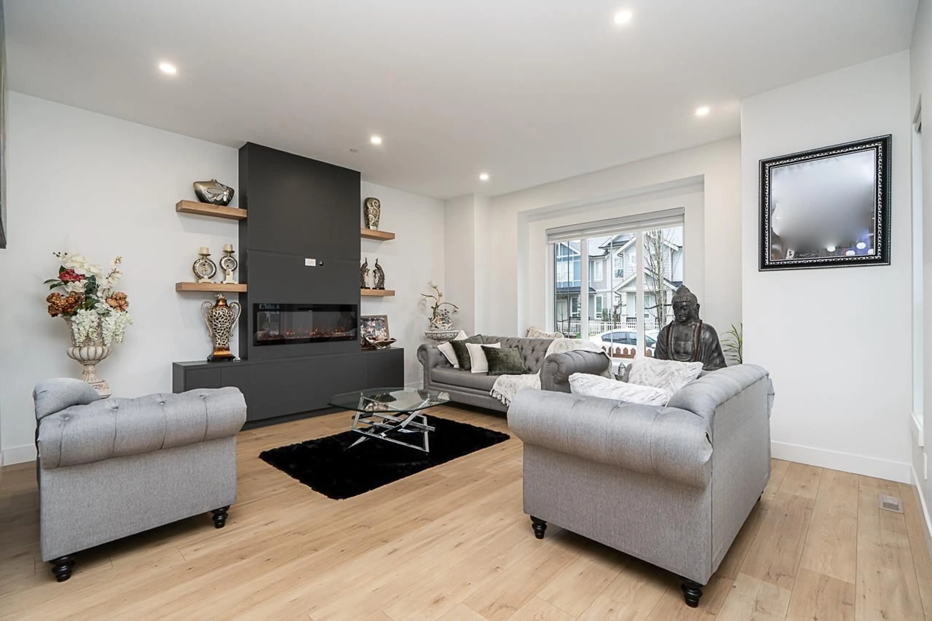 Living room with furniture, wood/laminate floor for 20484 76 AVENUE, Langley British Columbia V2Y1V5