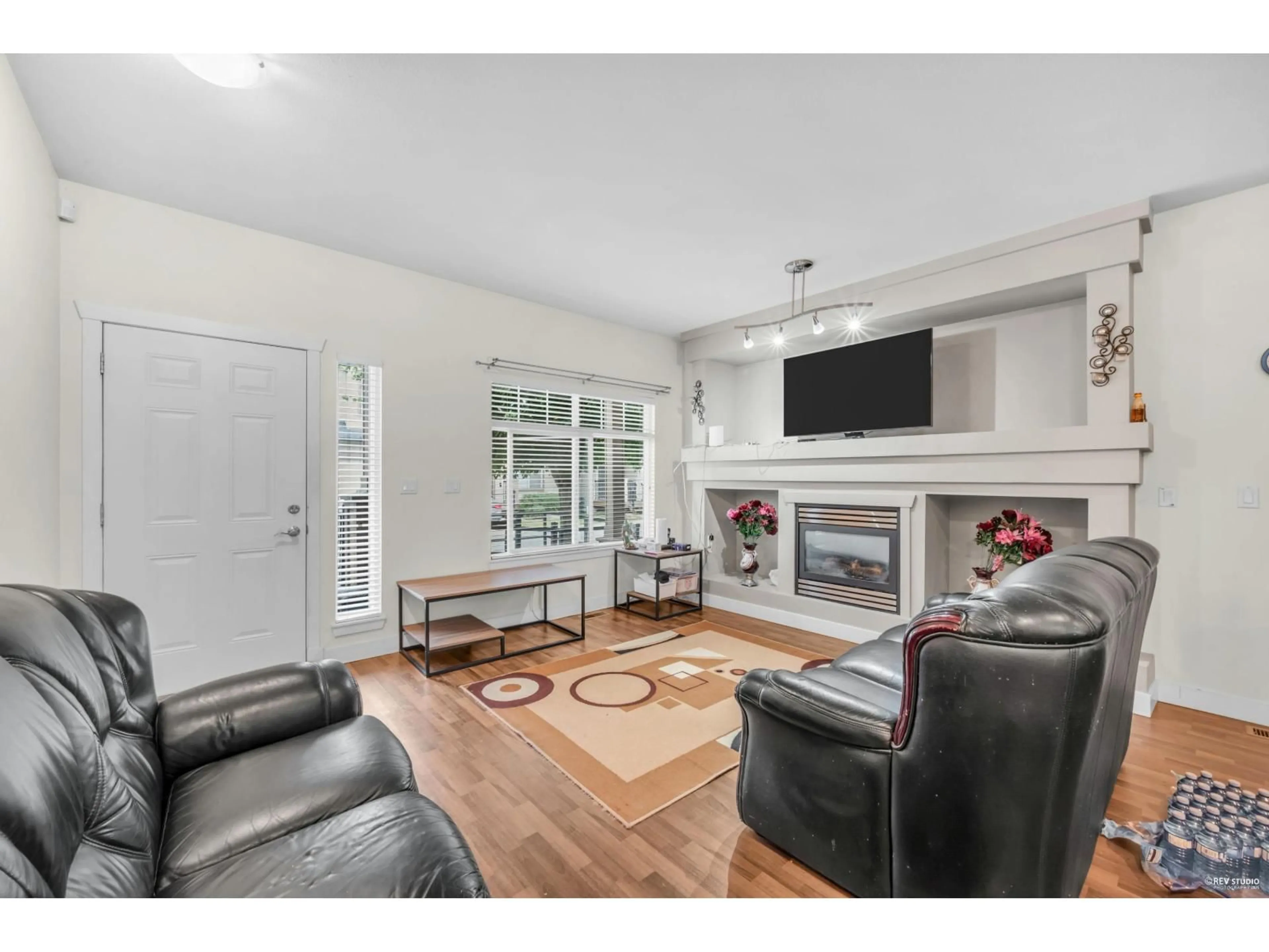 Living room with furniture, unknown for 35 - 6195 168 STREET, Surrey British Columbia V3S3X9