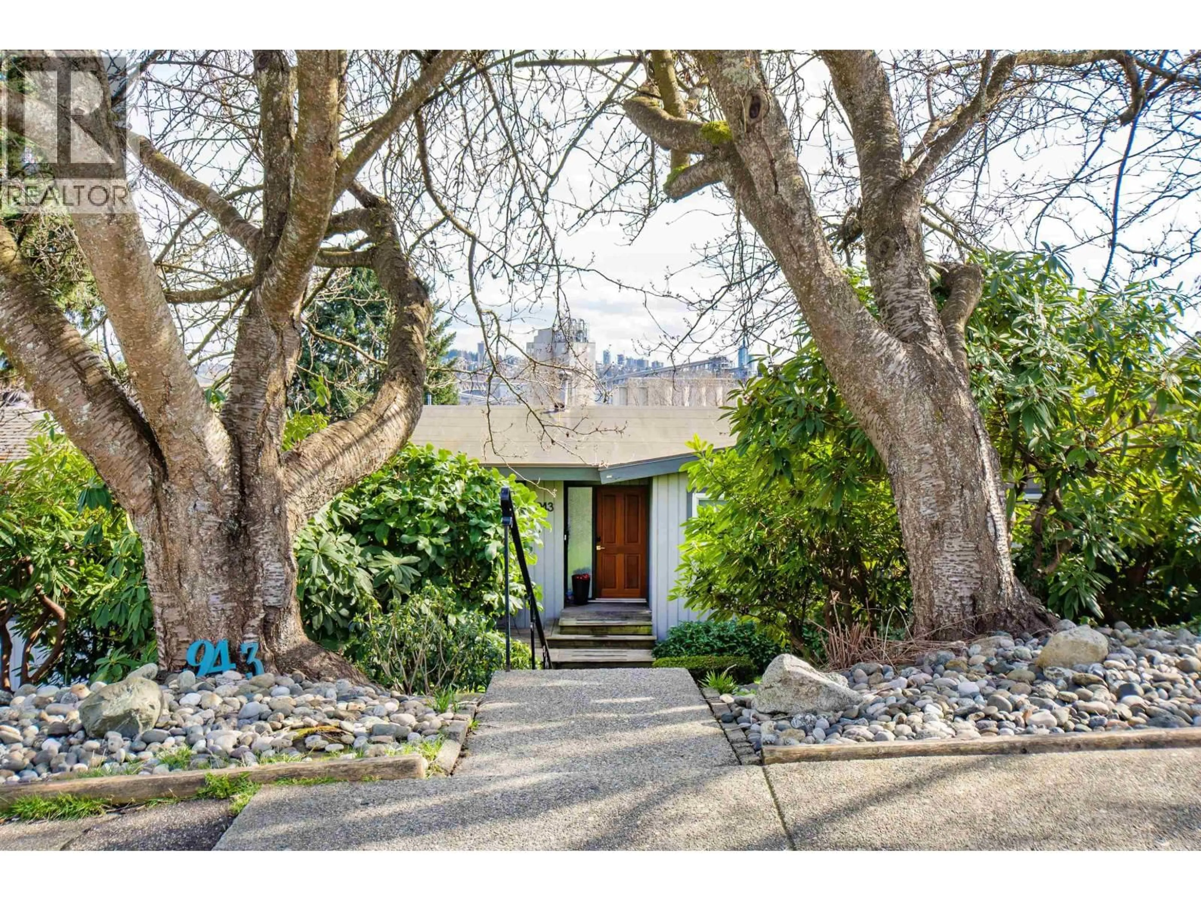 Indoor entryway for 943 SHAVINGTON STREET, North Vancouver British Columbia V7L1K6