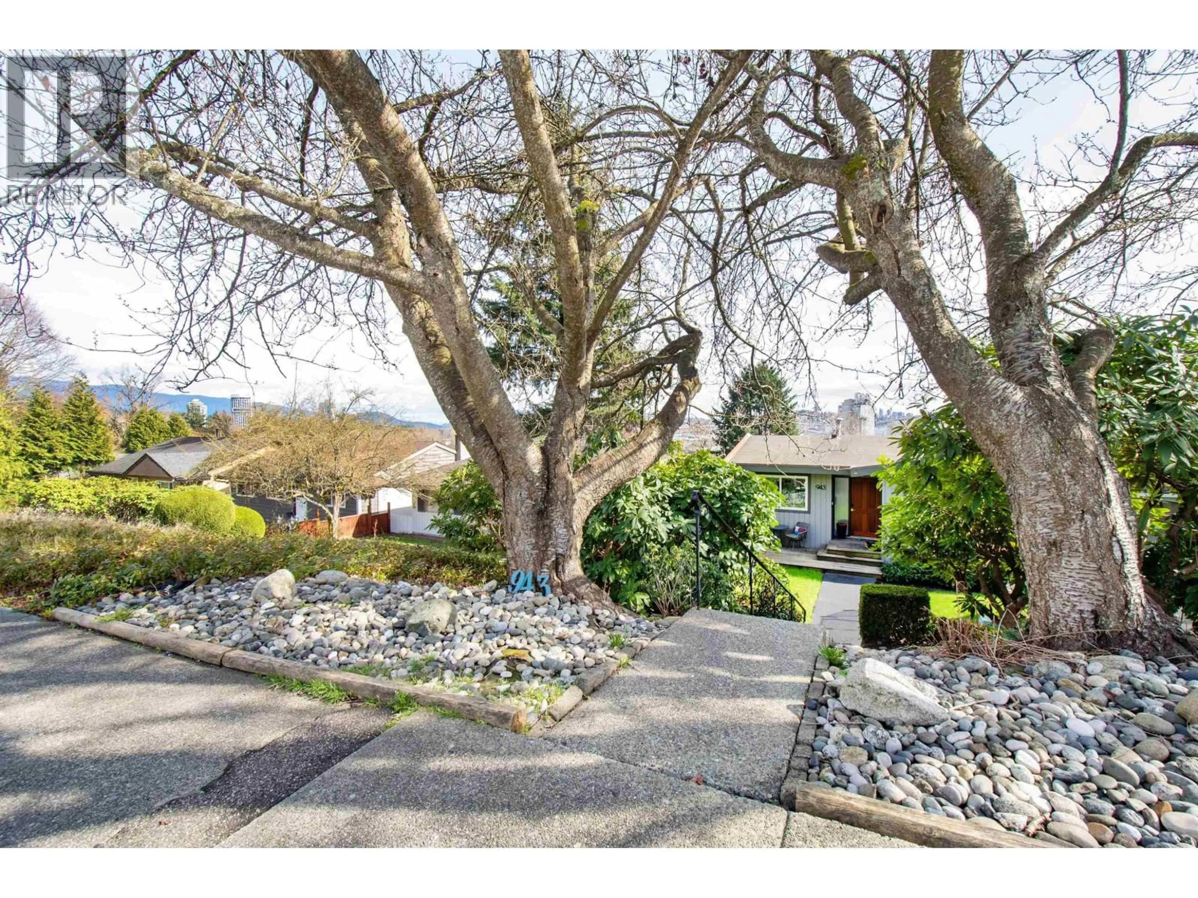 A pic from outside/outdoor area/front of a property/back of a property/a pic from drone, street for 943 SHAVINGTON STREET, North Vancouver British Columbia V7L1K6