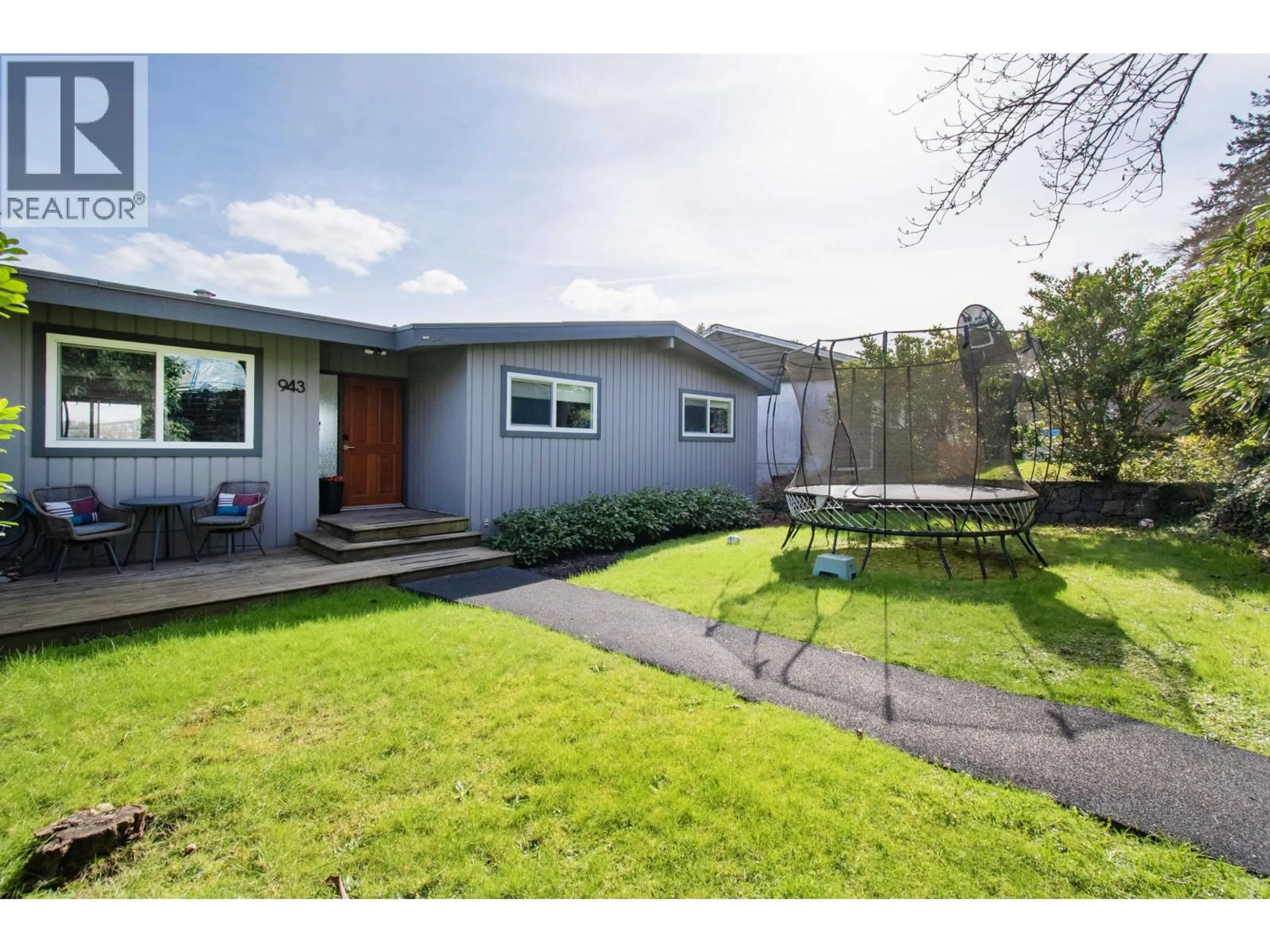 A pic from outside/outdoor area/front of a property/back of a property/a pic from drone, street for 943 SHAVINGTON STREET, North Vancouver British Columbia V7L1K6