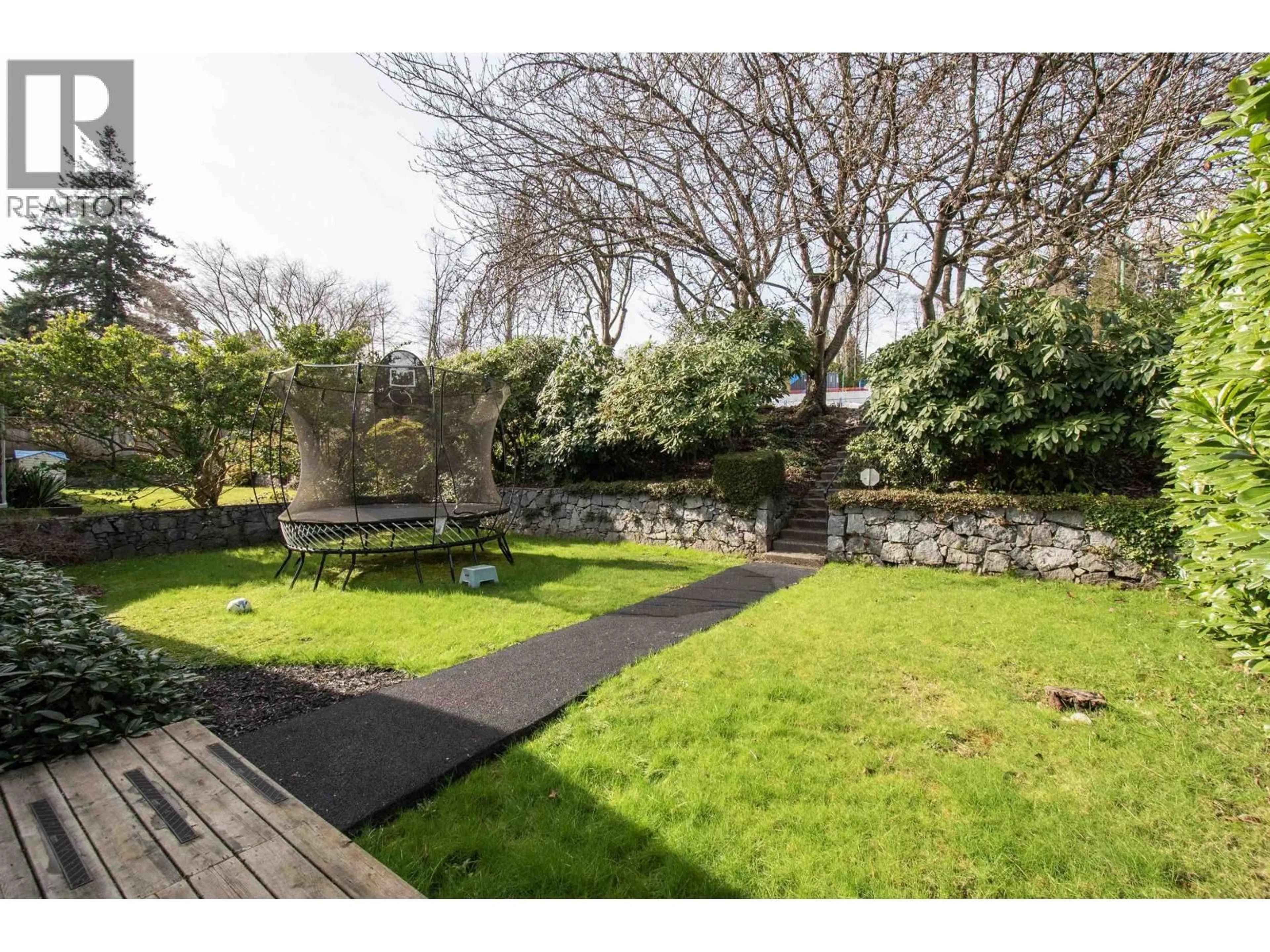 A pic from outside/outdoor area/front of a property/back of a property/a pic from drone, unknown for 943 SHAVINGTON STREET, North Vancouver British Columbia V7L1K6