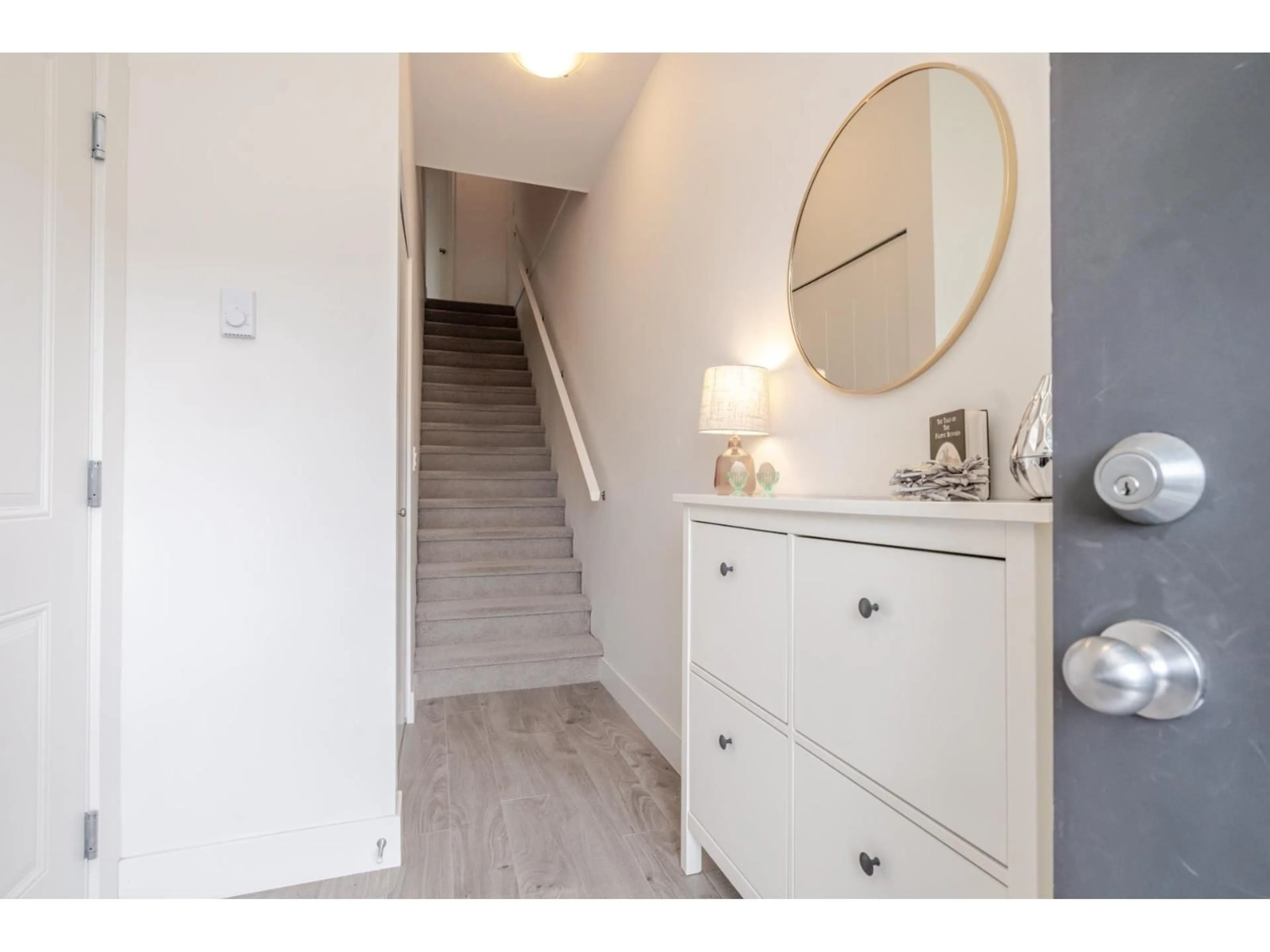 Indoor entryway for 5 - 34230 ELMWOOD DRIVE, Abbotsford British Columbia V2S0J1