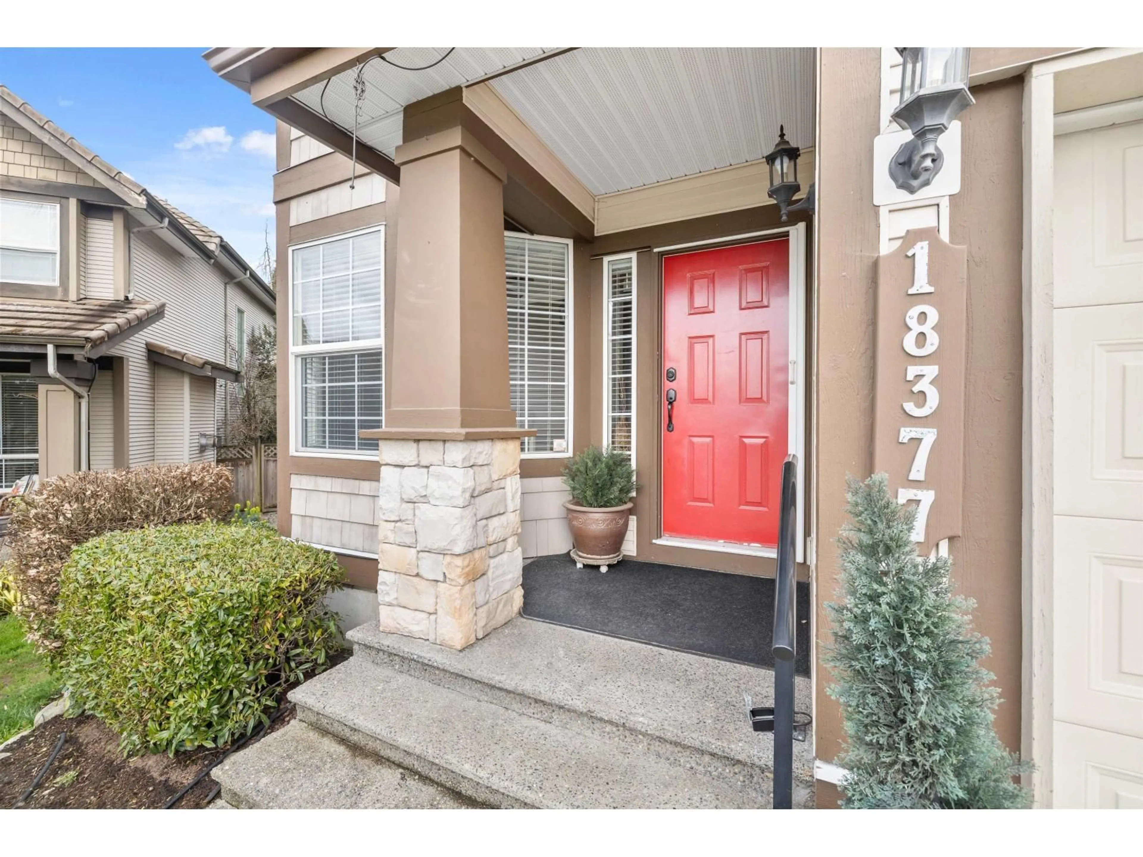 Indoor entryway for 18377 66TH AVENUE, Surrey British Columbia V3S9A1