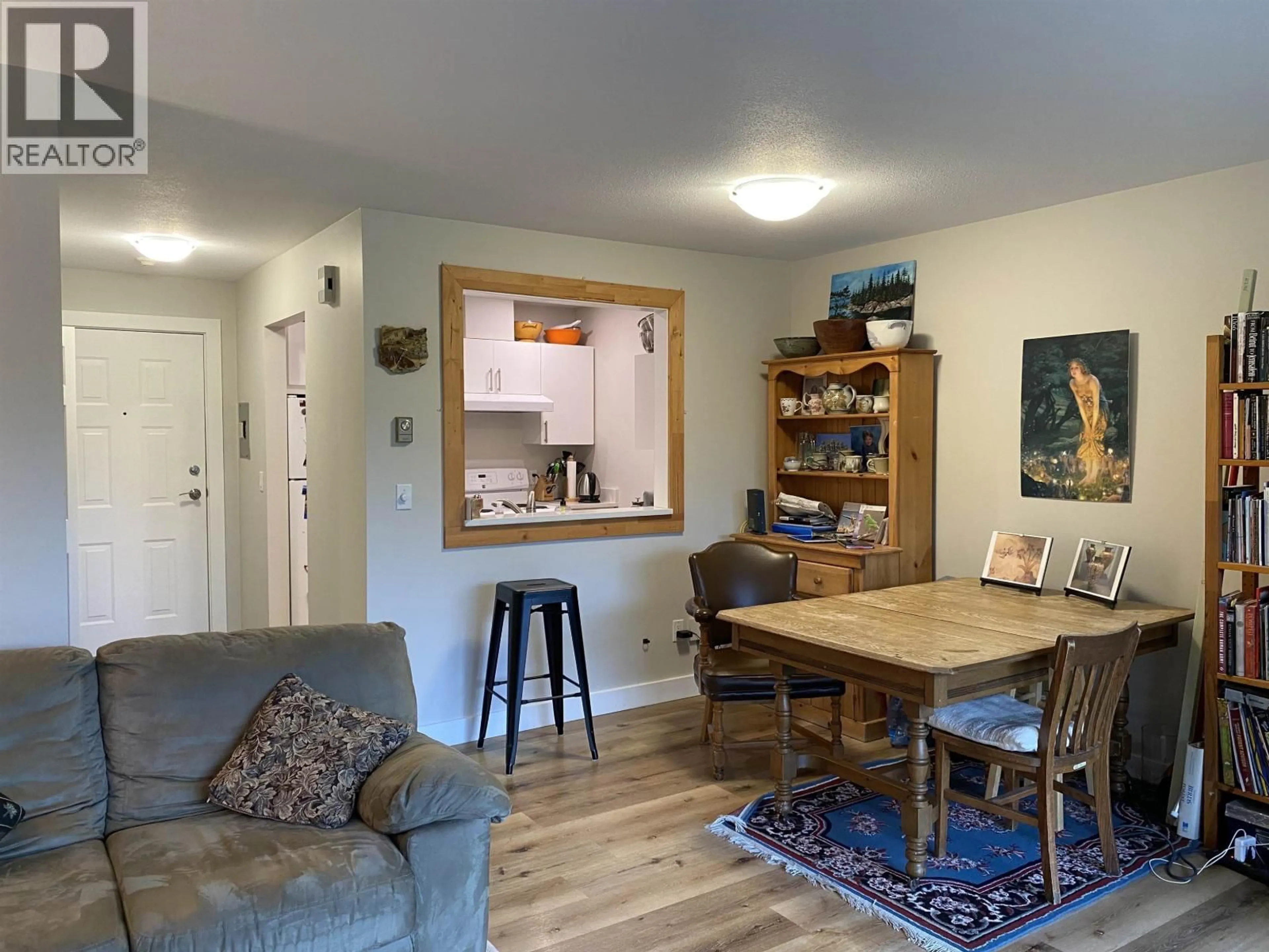Living room with furniture, wood/laminate floor for 27 - 622 FARNHAM ROAD, Gibsons British Columbia V0N1V8