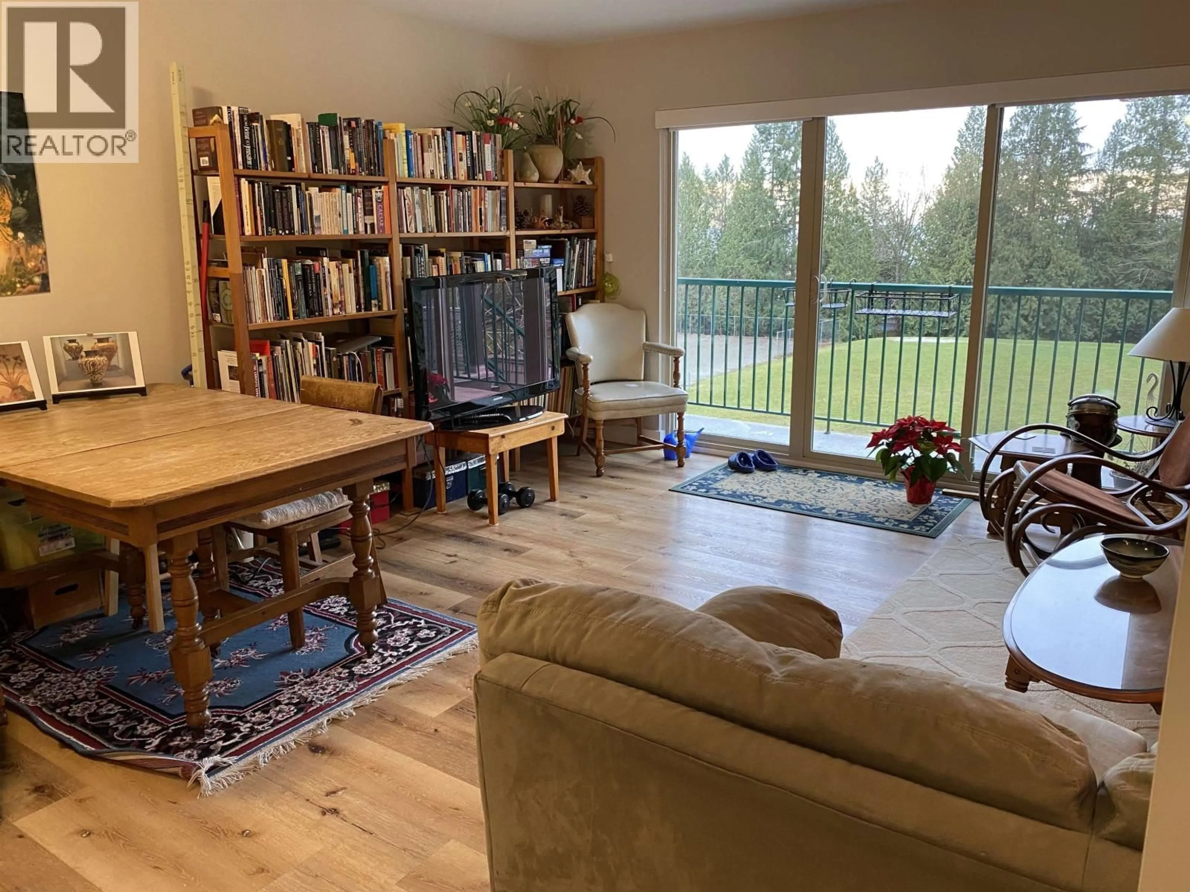 Living room with furniture, wood/laminate floor for 27 - 622 FARNHAM ROAD, Gibsons British Columbia V0N1V8