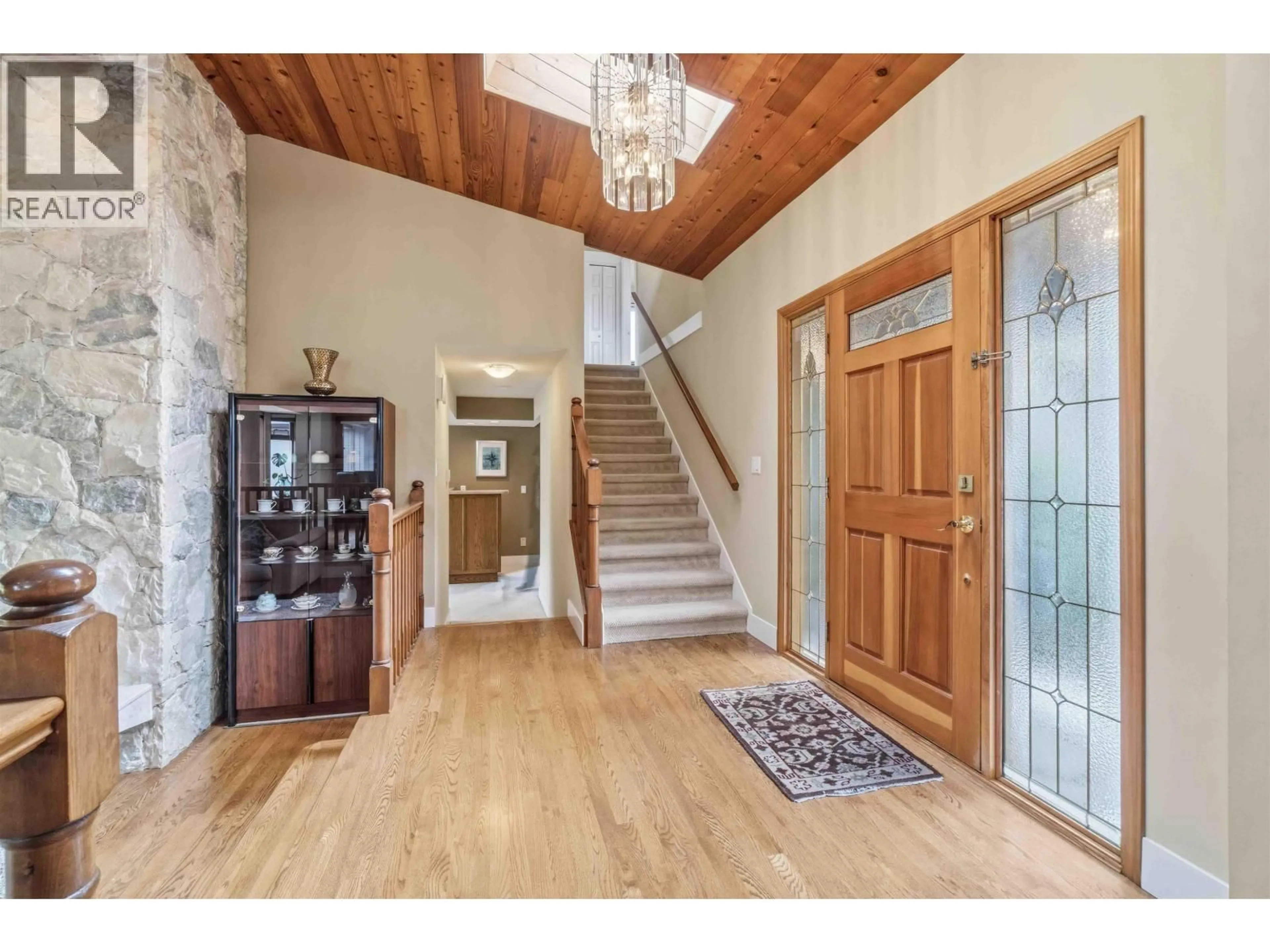 Indoor entryway for 5541 GILPIN STREET, Burnaby British Columbia V5G2H8