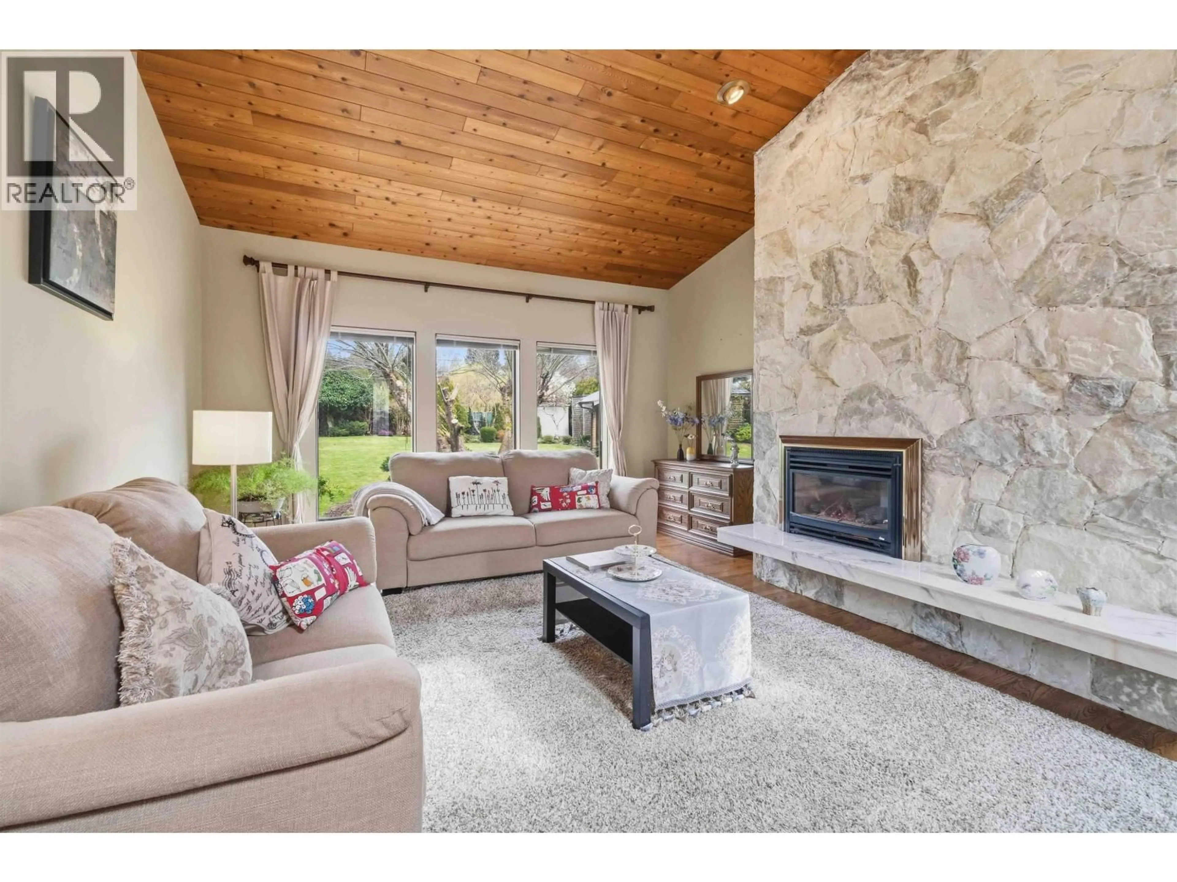 Living room with furniture, unknown for 5541 GILPIN STREET, Burnaby British Columbia V5G2H8