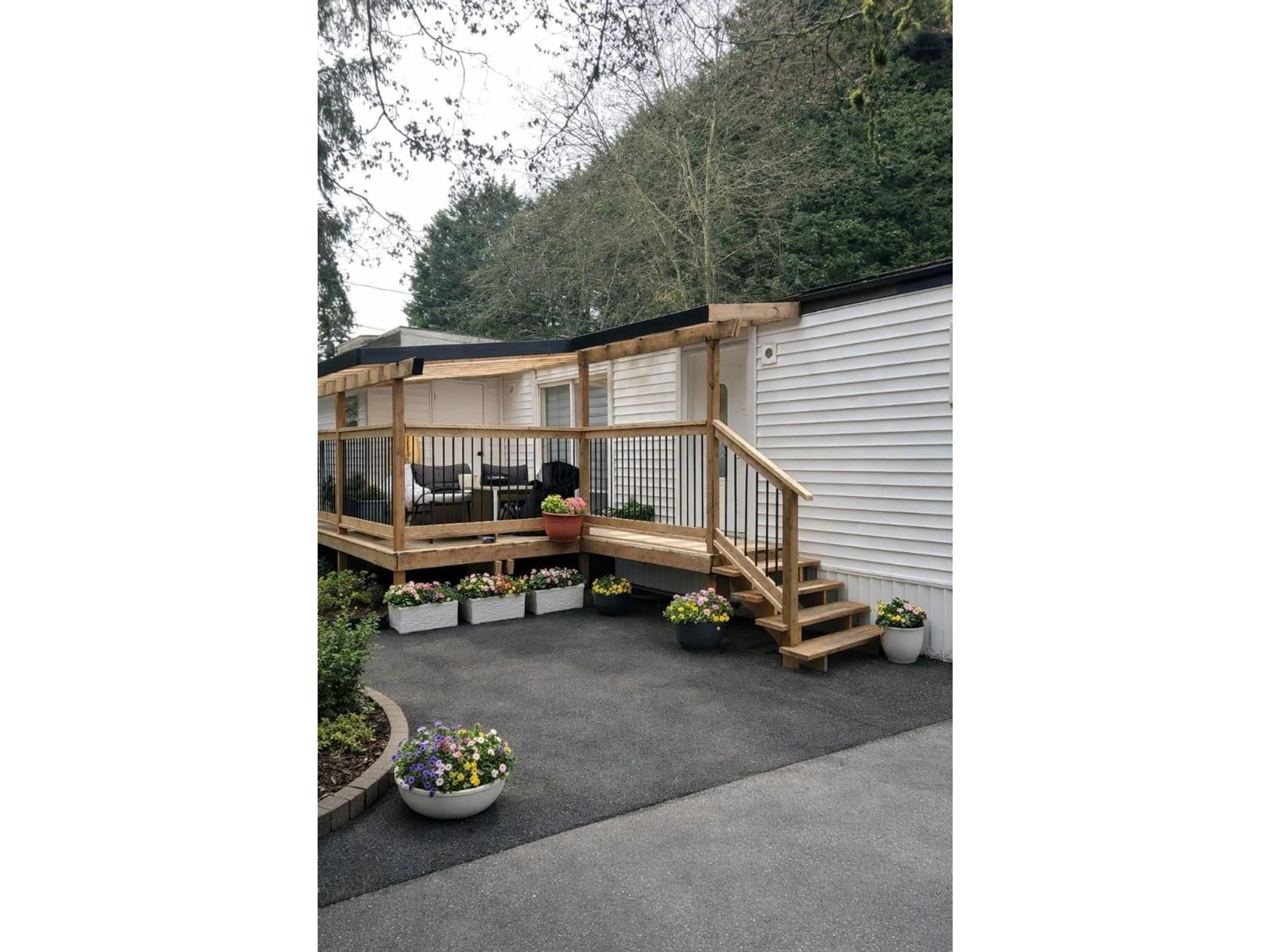 Patio, street for 6 - 6571 KING GEORGE BOULEVARD, Surrey British Columbia V3W4Z4