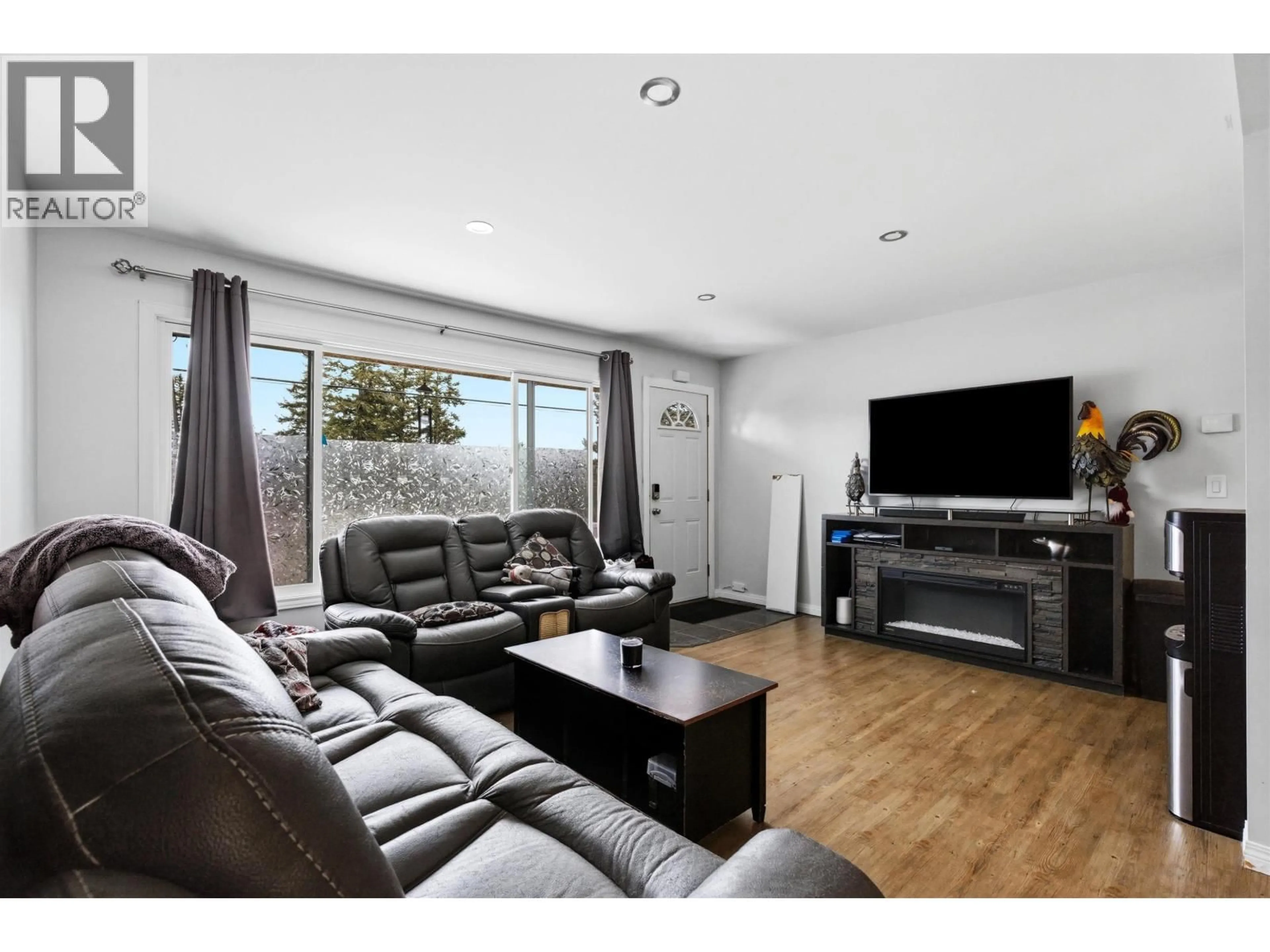 Living room with furniture, wood/laminate floor for 411 RICHARD STREET, Esler / Dog Creek British Columbia V2G3L8