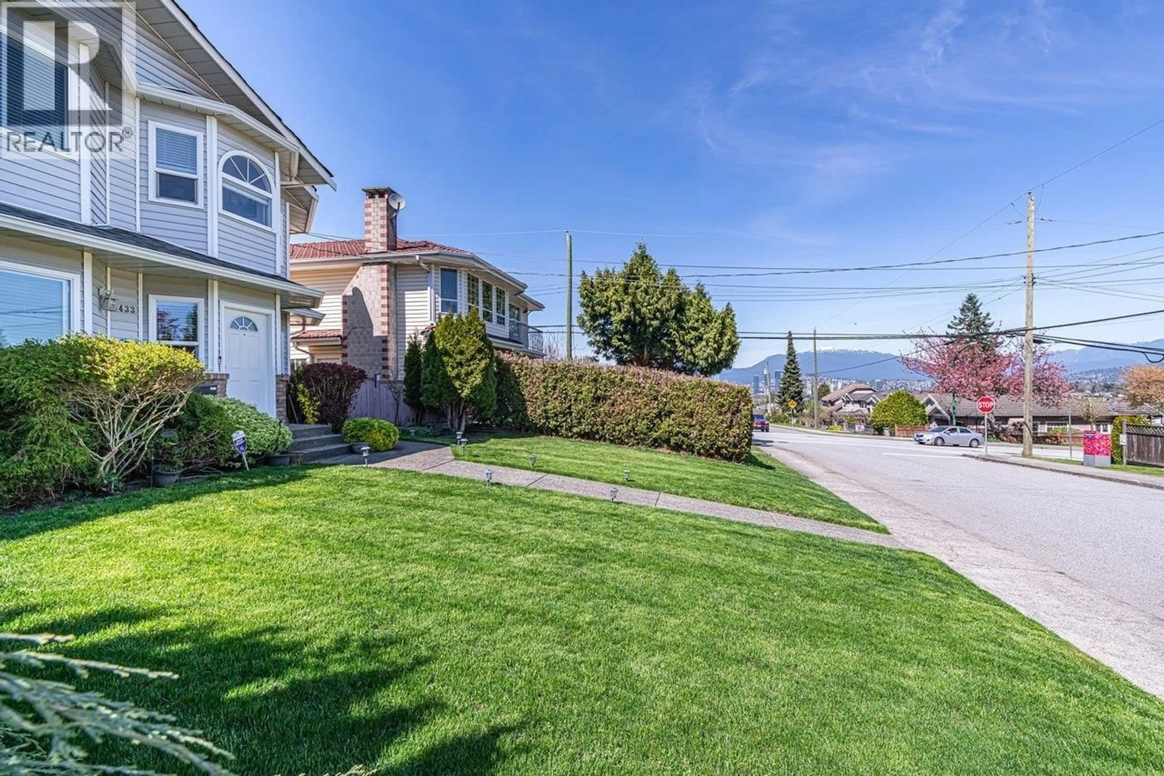 A pic from outside/outdoor area/front of a property/back of a property/a pic from drone, unknown for 5433 ELSOM AVENUE, Burnaby British Columbia V5H2Z7