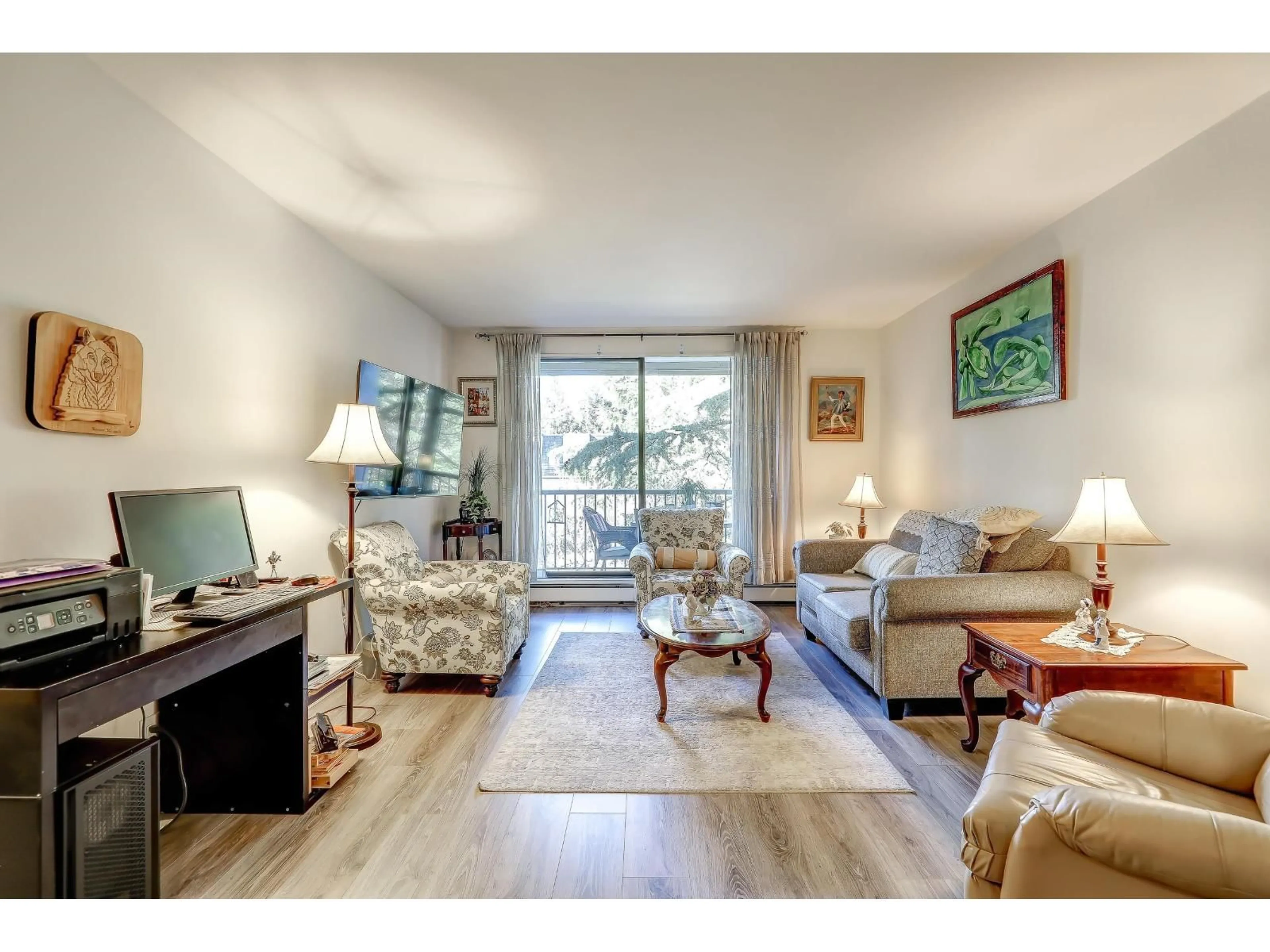 Living room with furniture, wood/laminate floor for 205 - 1740 SOUTHMERE CRESCENT, Surrey British Columbia V4A6E4