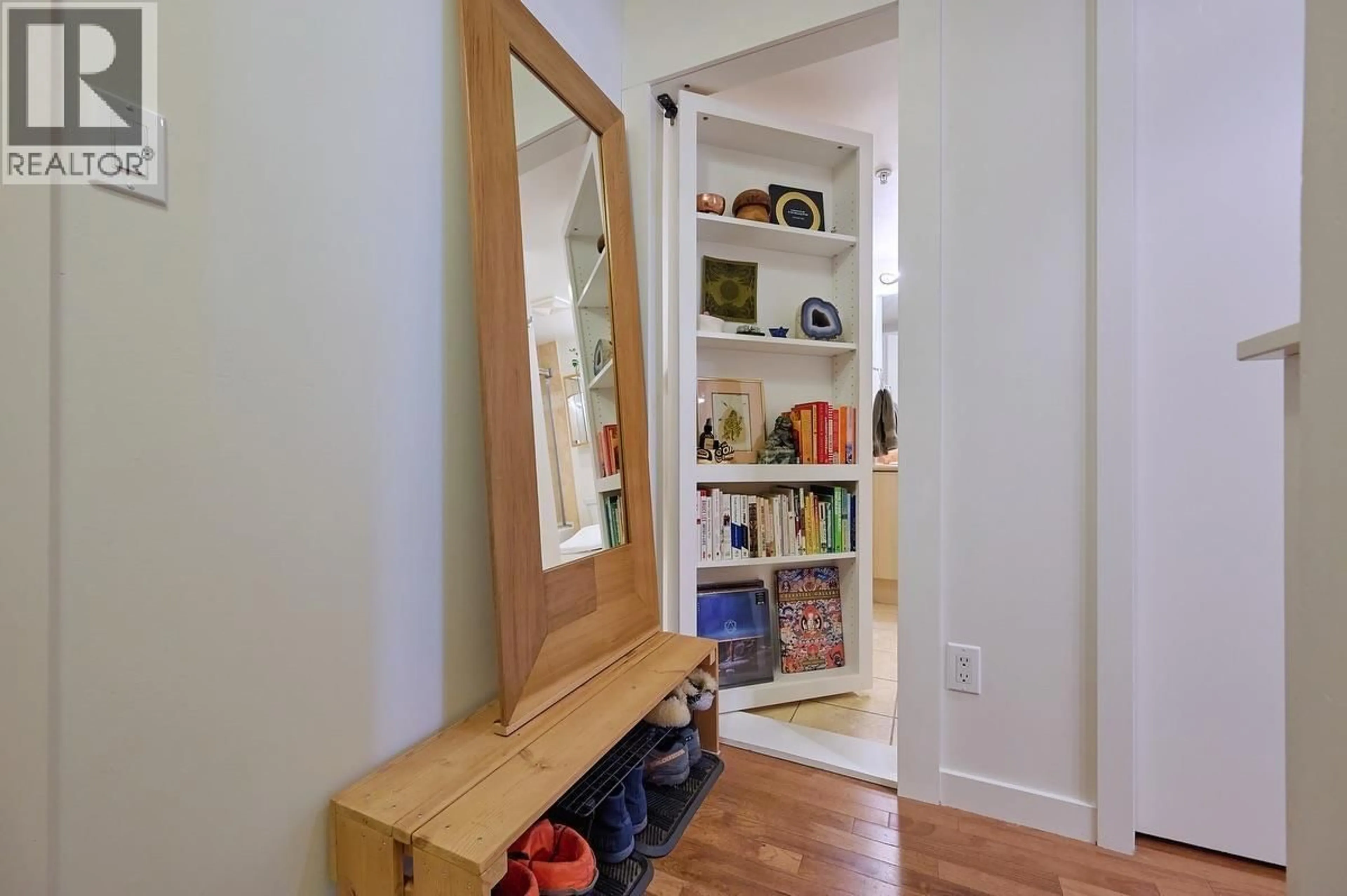 Indoor entryway for 105 - 2226 12TH AVENUE, Vancouver British Columbia V6K2N5