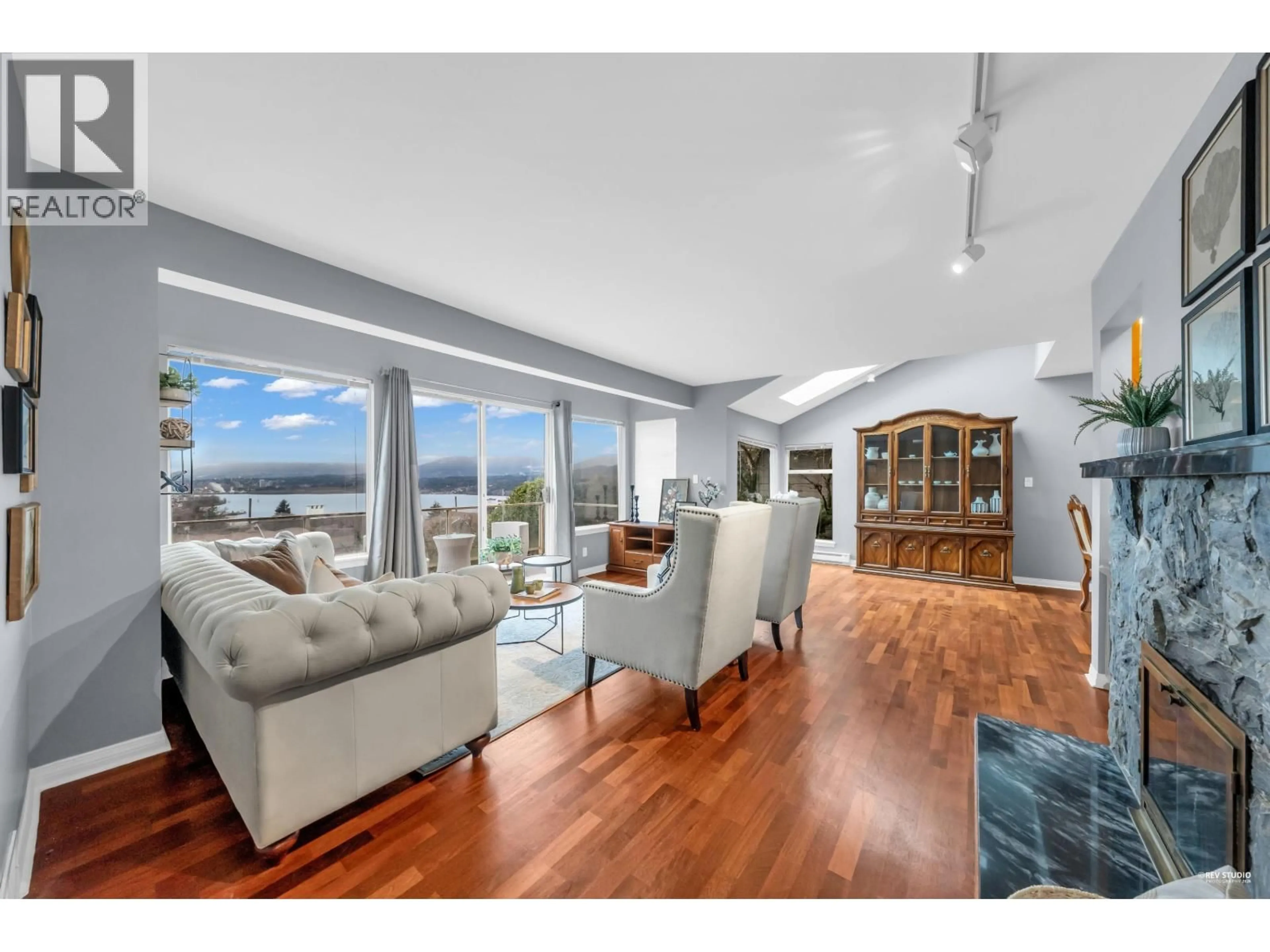 Living room with furniture, unknown for 7238 BRAESIDE DRIVE, Burnaby British Columbia V5A1E8