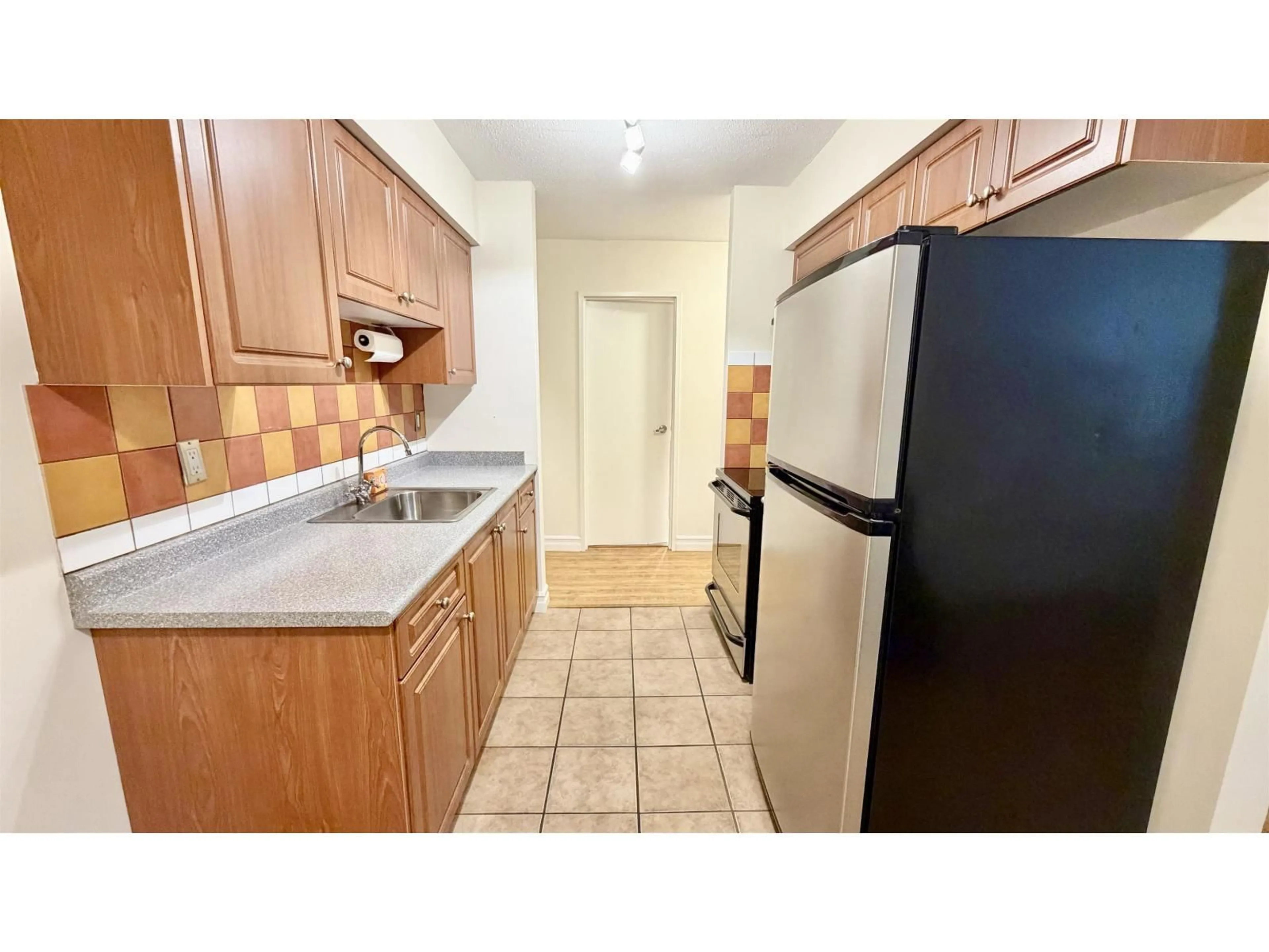 Standard kitchen, ceramic/tile floor for 304 - 1442 BLACKWOOD STREET, White Rock British Columbia V4B3V4