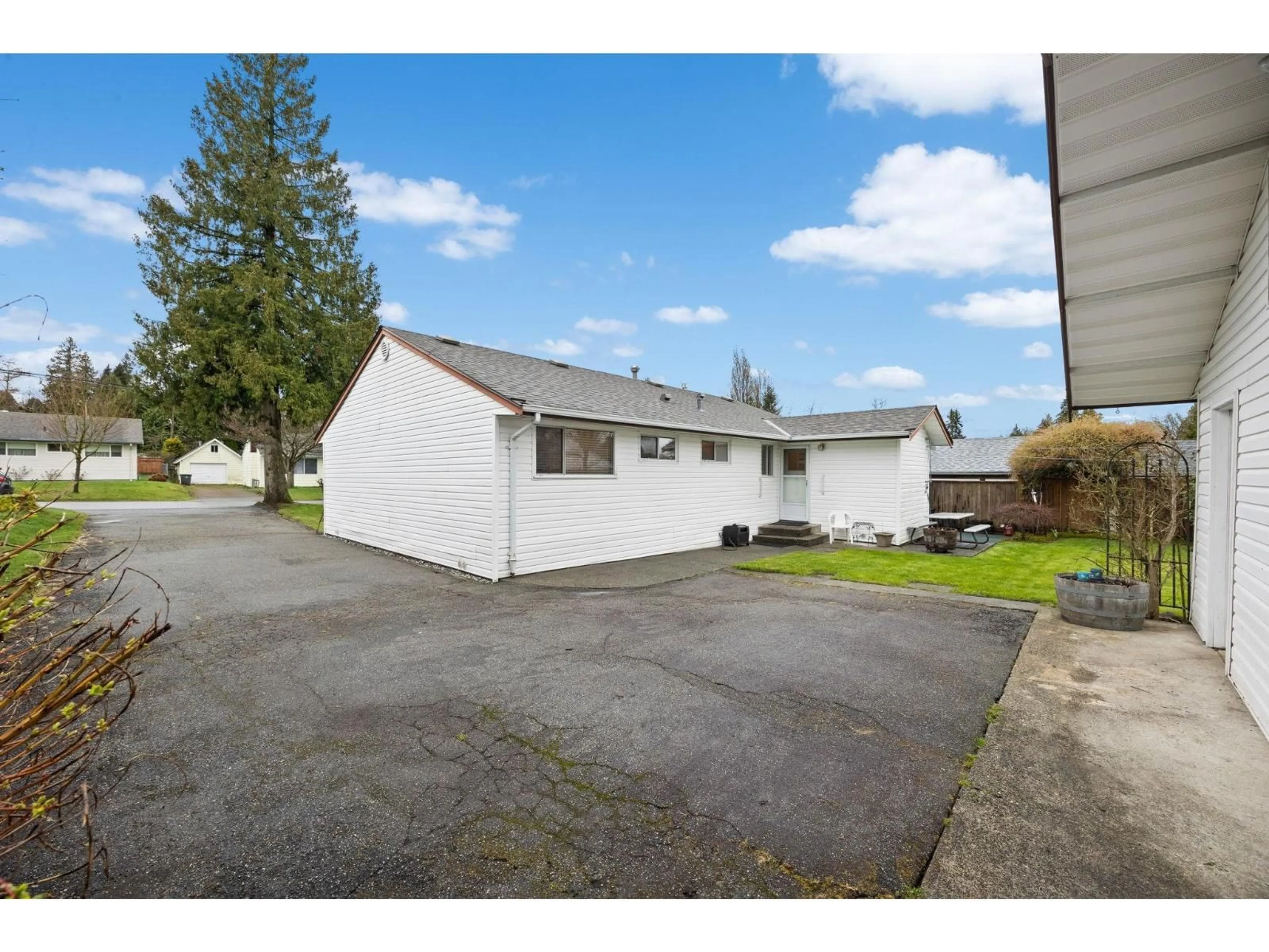 A pic from outside/outdoor area/front of a property/back of a property/a pic from drone, street for 11060 WREN CRESCENT, Surrey British Columbia V3R5A2